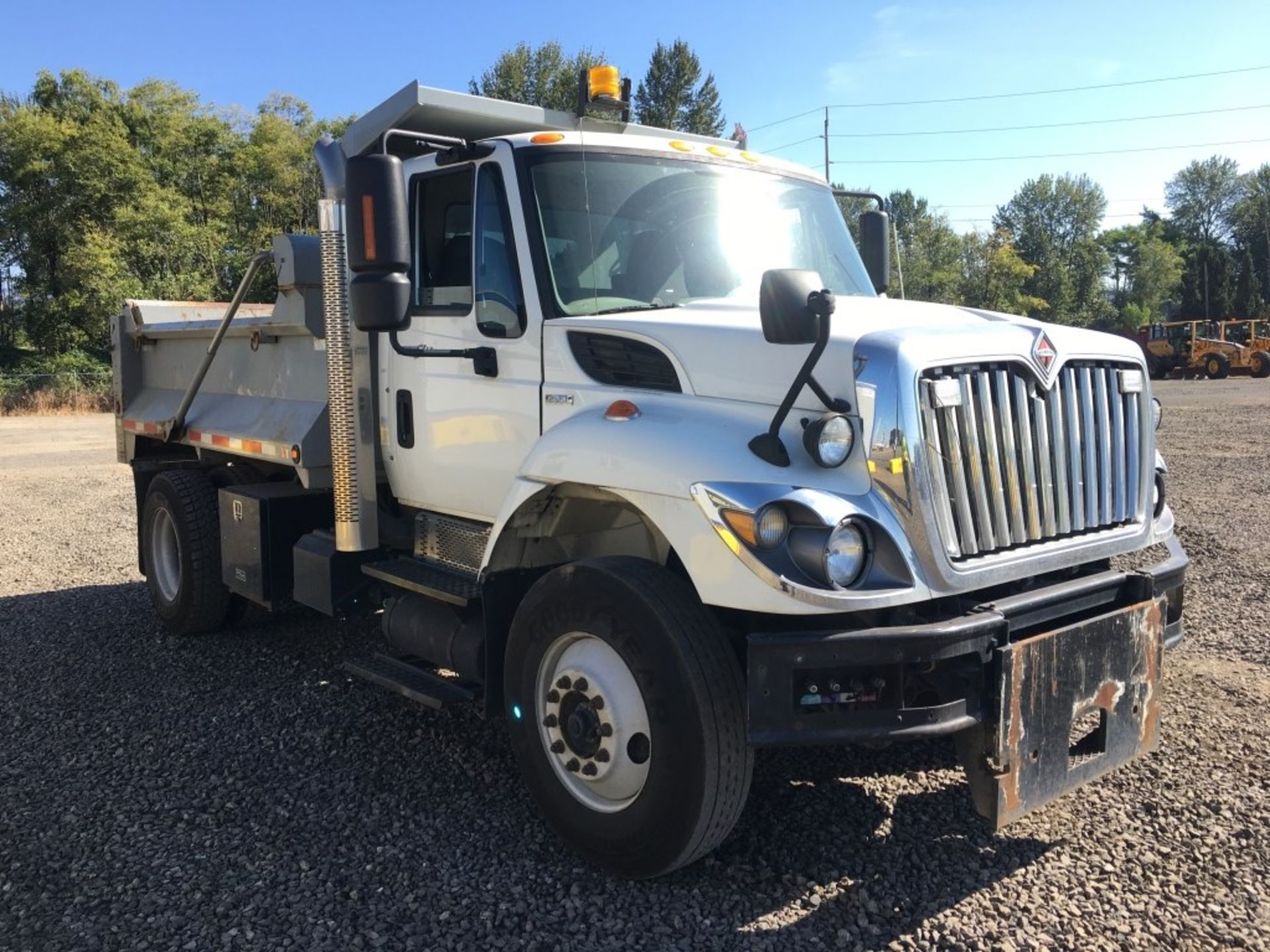 2009 International 7500 S/A Dump Truck - Image 2 of 27