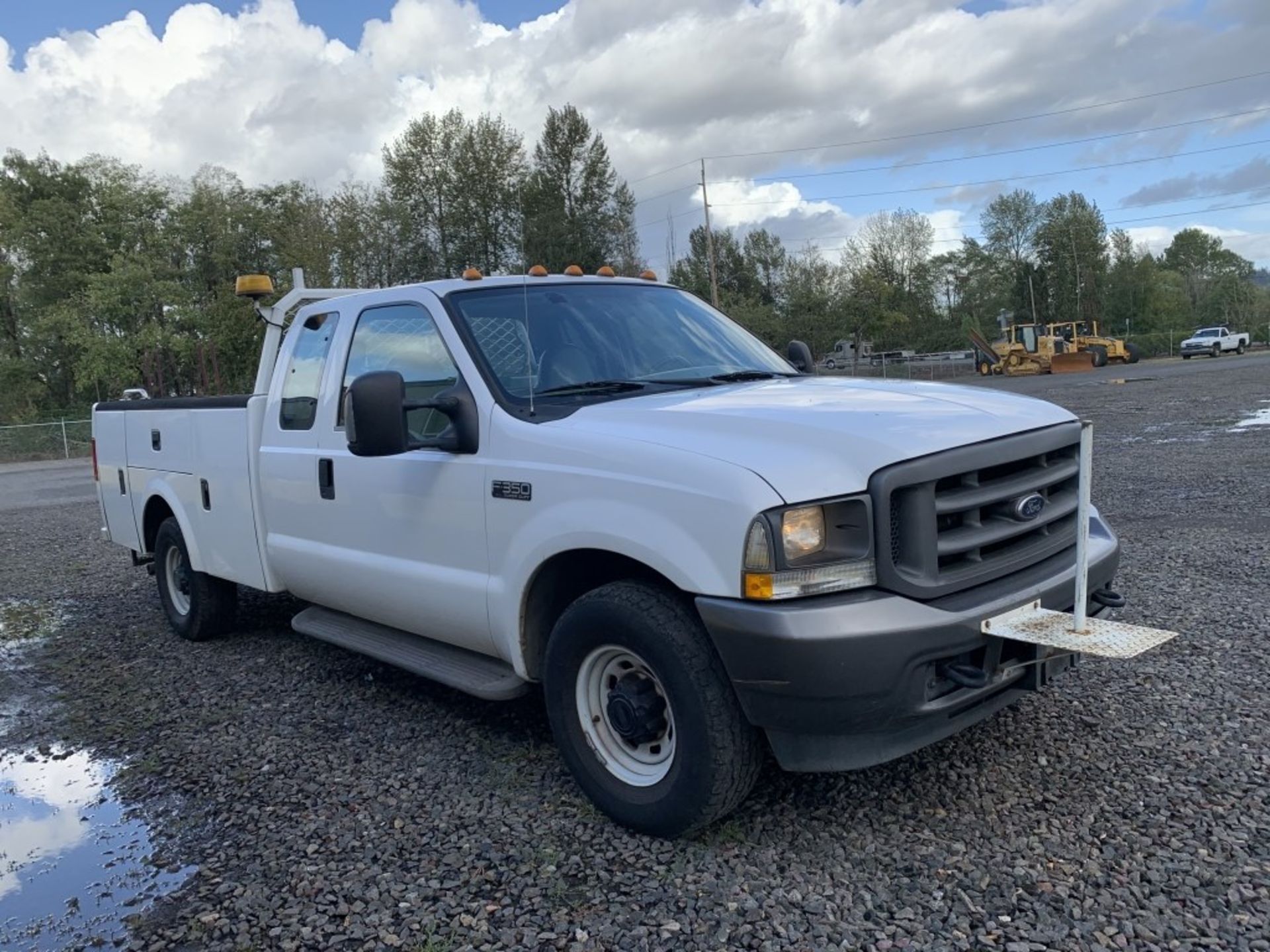 2004 Ford F350 XL SD Extra Cab Utility Truck - Image 2 of 21