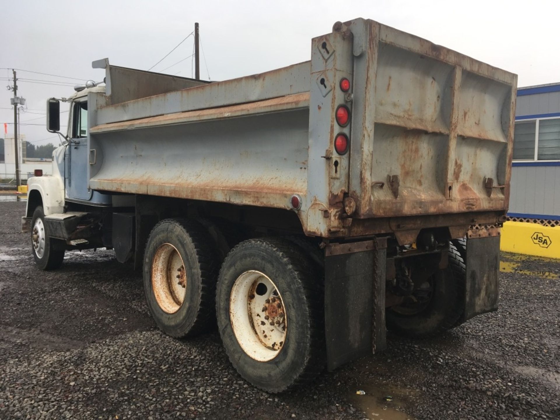 1977 International 4200 T/A Dump Truck - Image 4 of 30