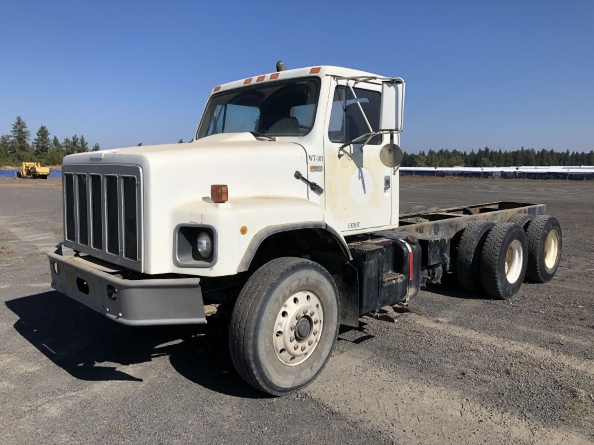 1987 International F2674 T/A Cab & Chassis - Image 2 of 24