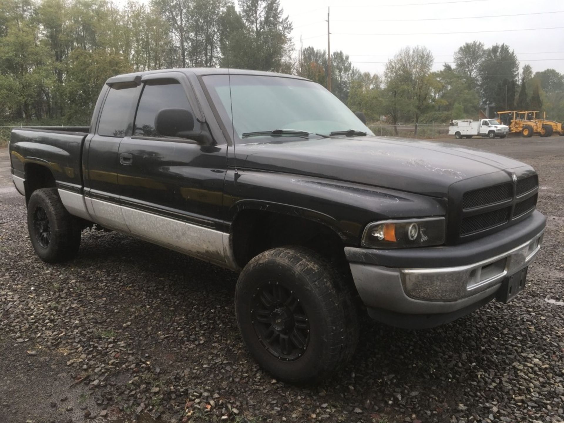 1999 Dodge Ram 4x4 Extra Cab Pickup - Image 2 of 28