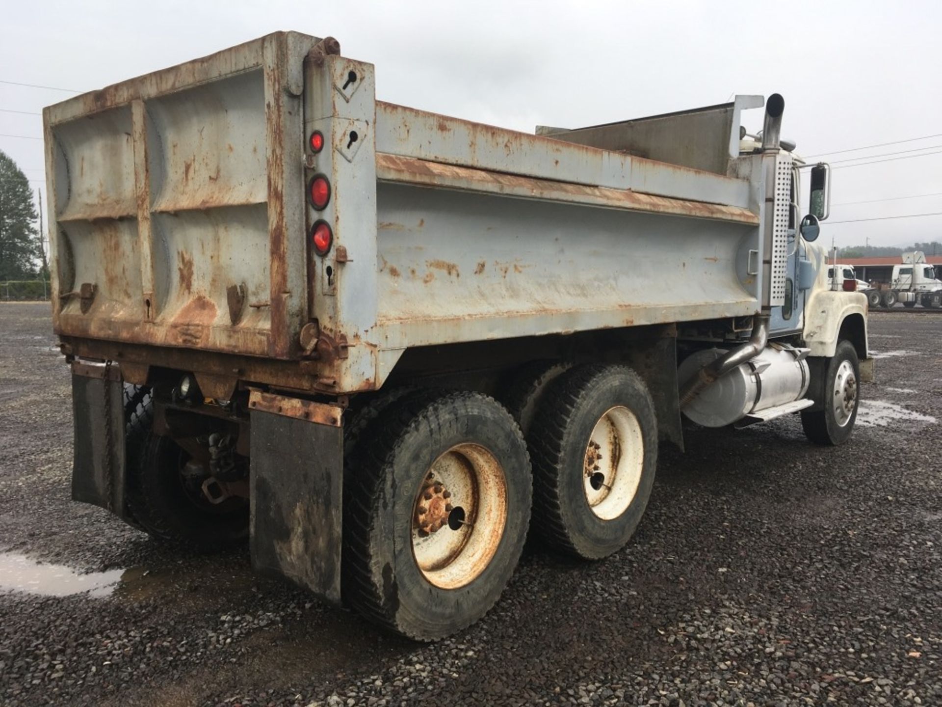 1977 International 4200 T/A Dump Truck - Image 3 of 30