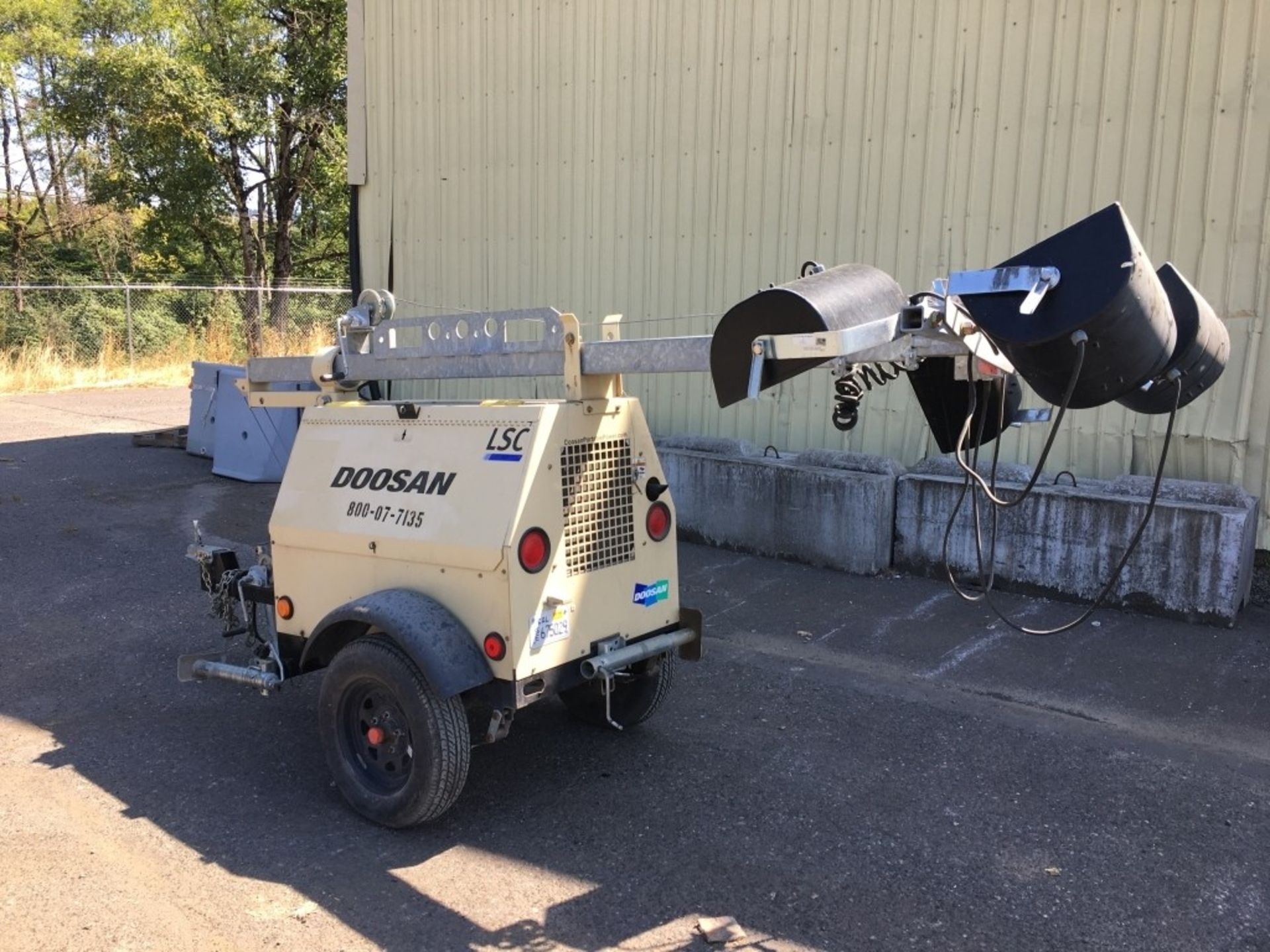 2015 Doosan LSC Towable Light Tower - Image 2 of 13