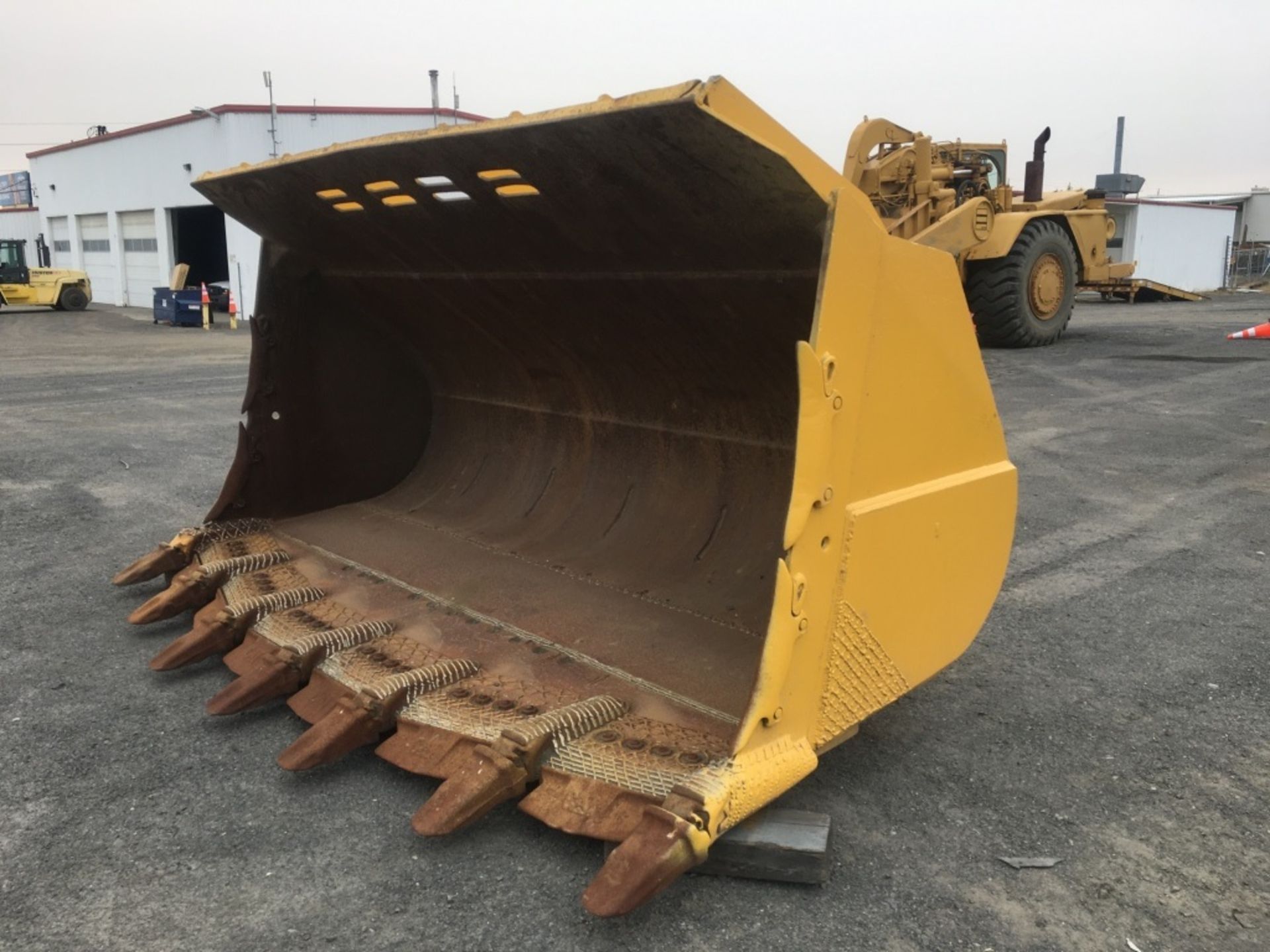 Komatsu 12' GP Bucket w/Teeth - Image 2 of 5