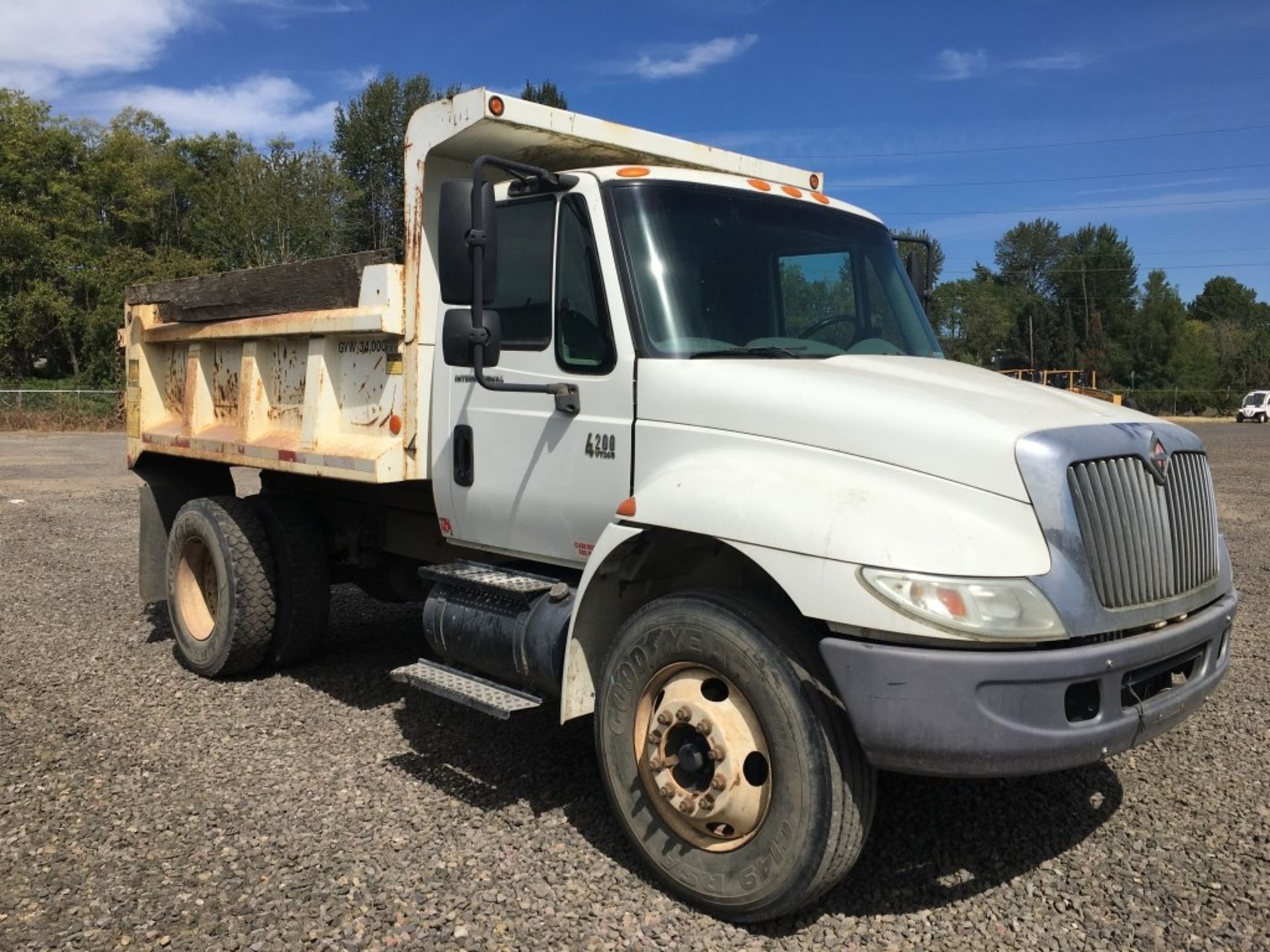 2006 International 4200 S/A Dump Truck - Image 2 of 17