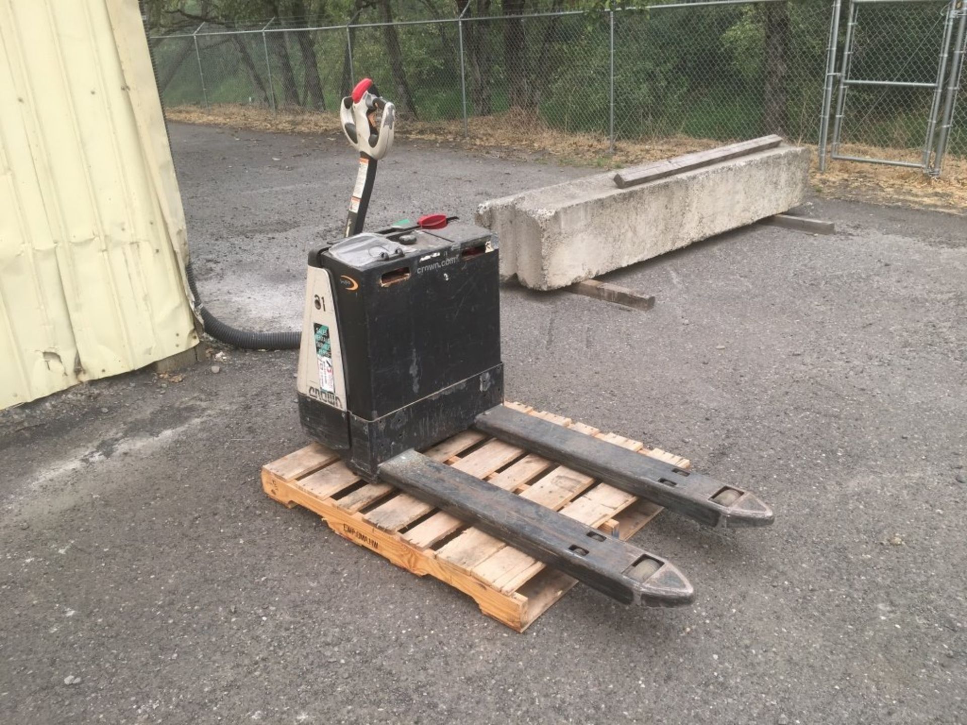 Crown WP 2335-45 Electric Pallet Jack