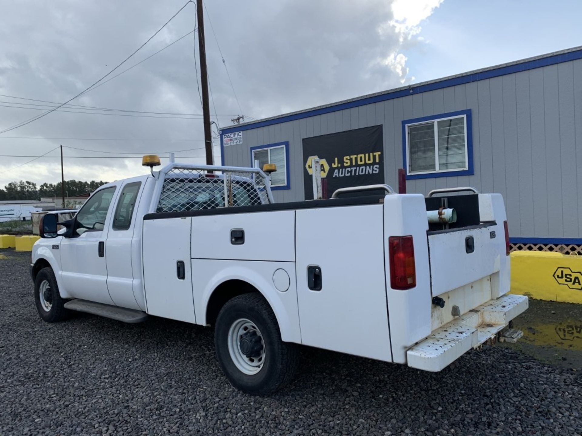 2004 Ford F350 XL SD Extra Cab Utility Truck - Image 4 of 21