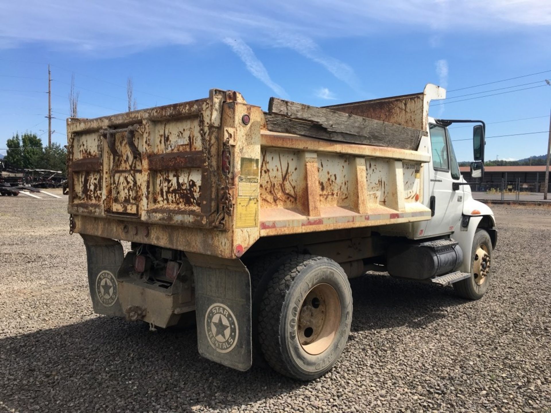 2006 International 4200 S/A Dump Truck - Image 3 of 17