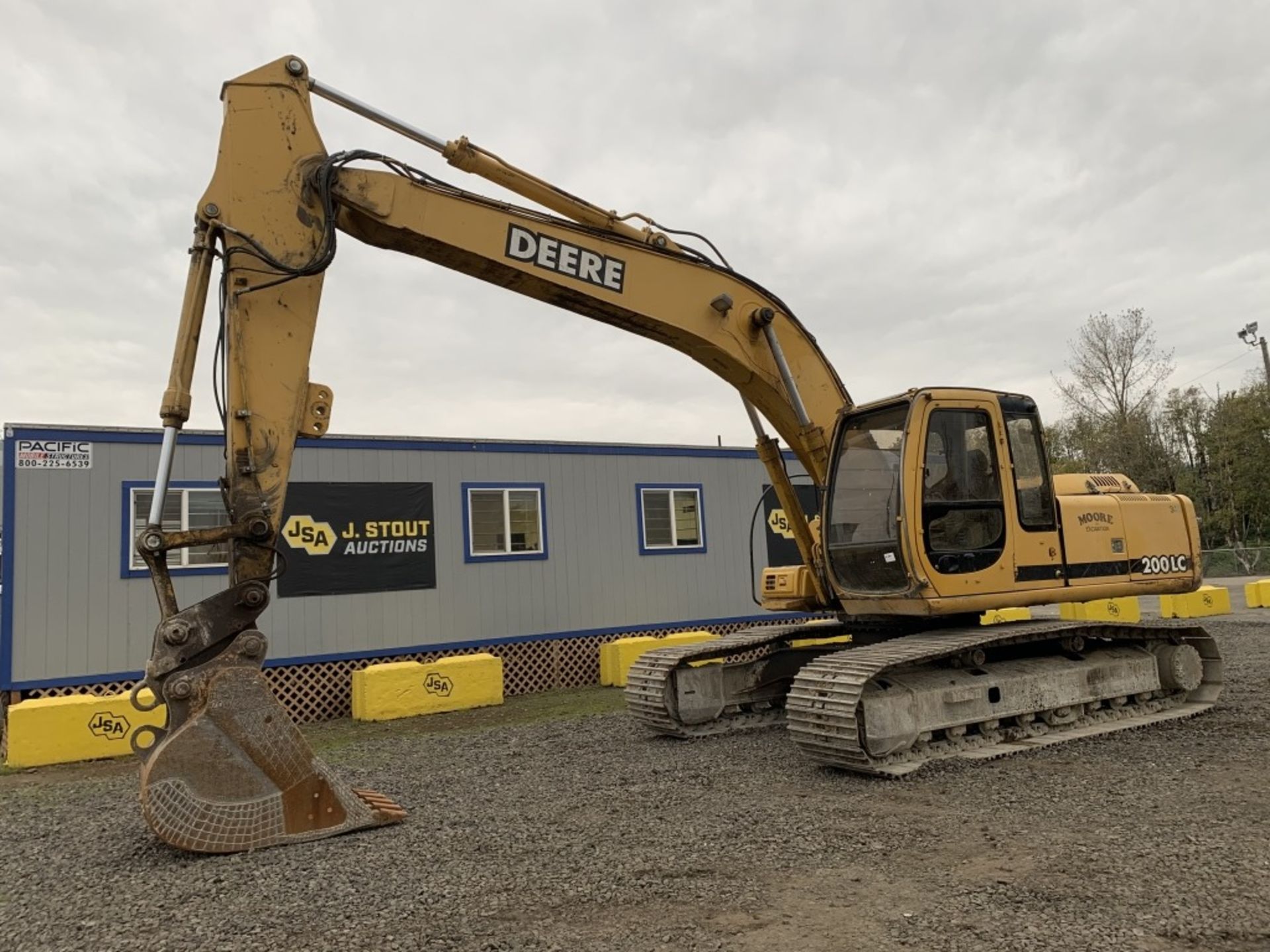 2001 John Deere 200LC Hydraulic Excavator