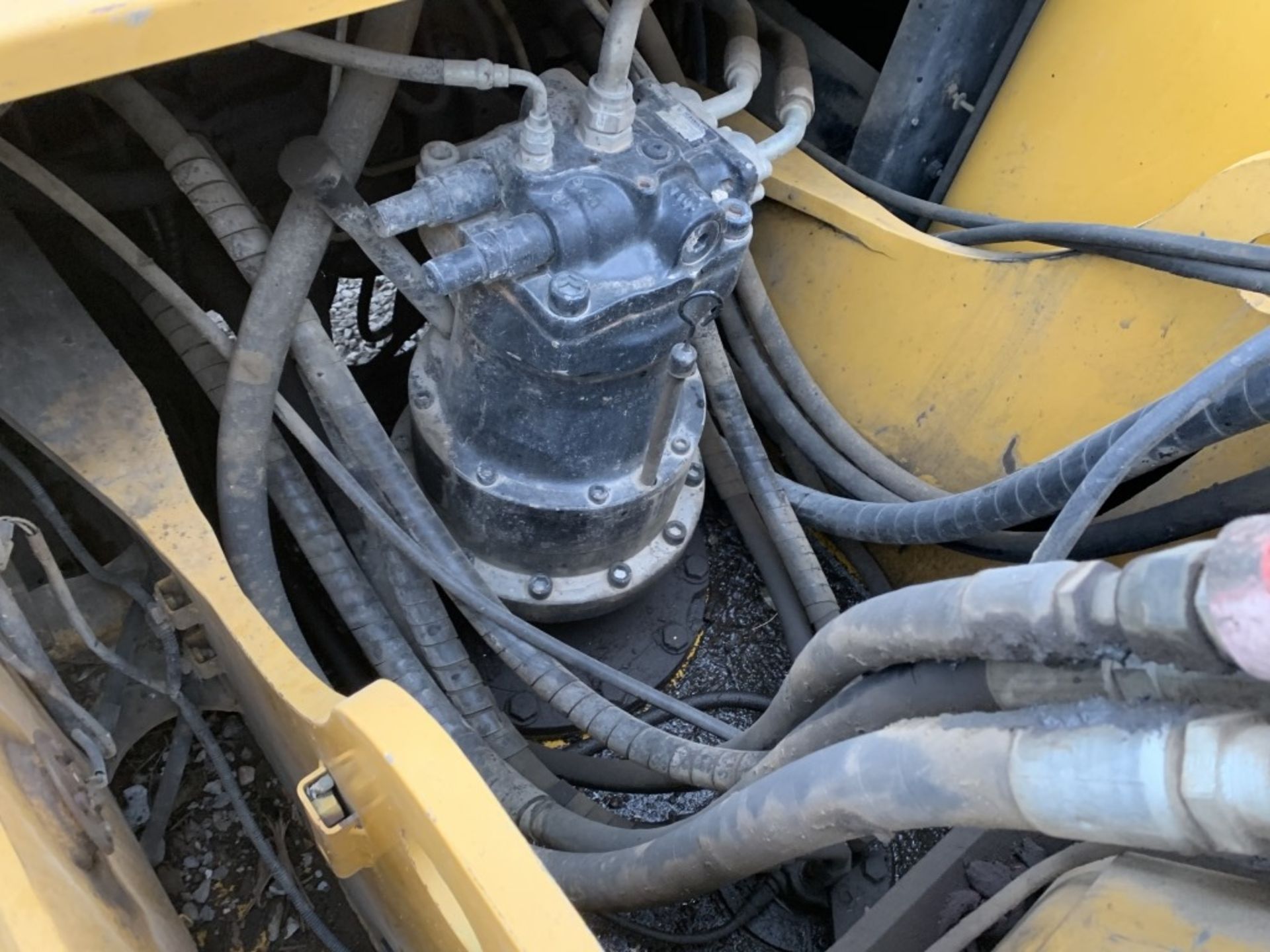 2001 John Deere 200LC Hydraulic Excavator - Image 24 of 34