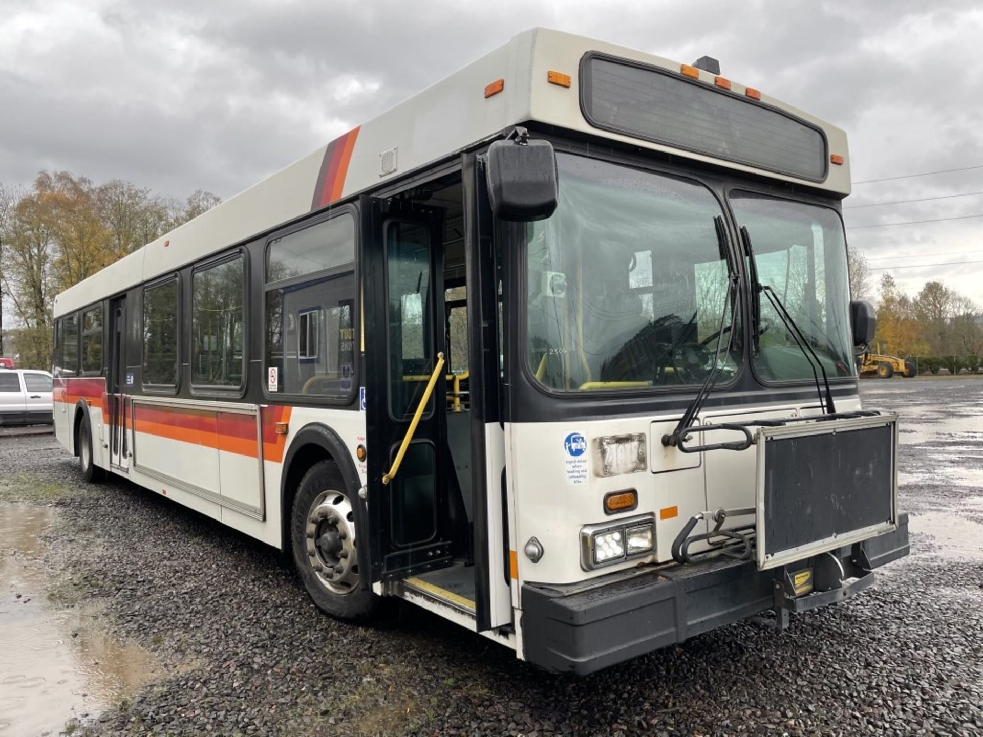 2000 New Flyer D40LF Transit Bus - Image 2 of 25