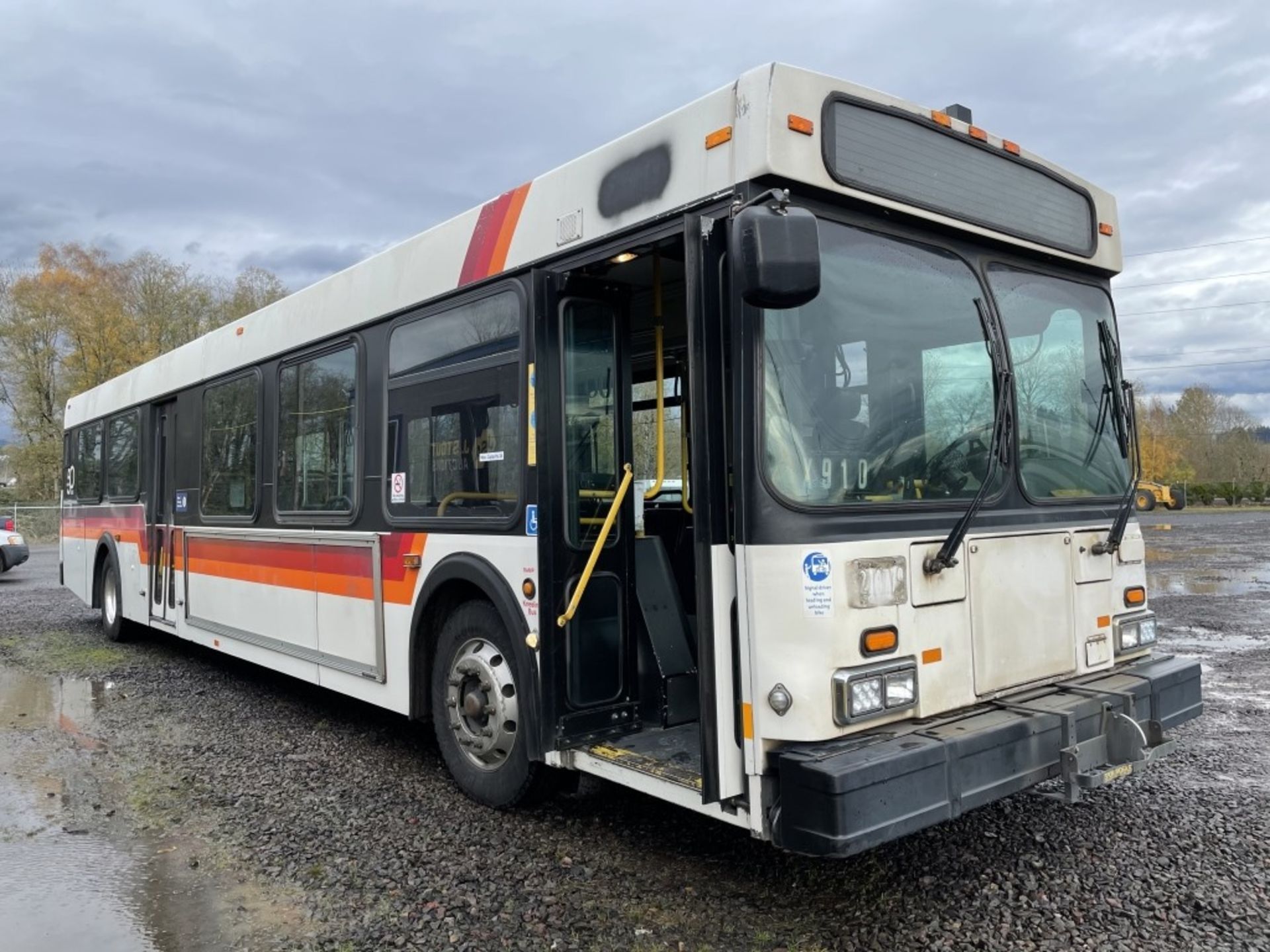 2000 New Flyer D40LF Transit Bus - Image 2 of 23