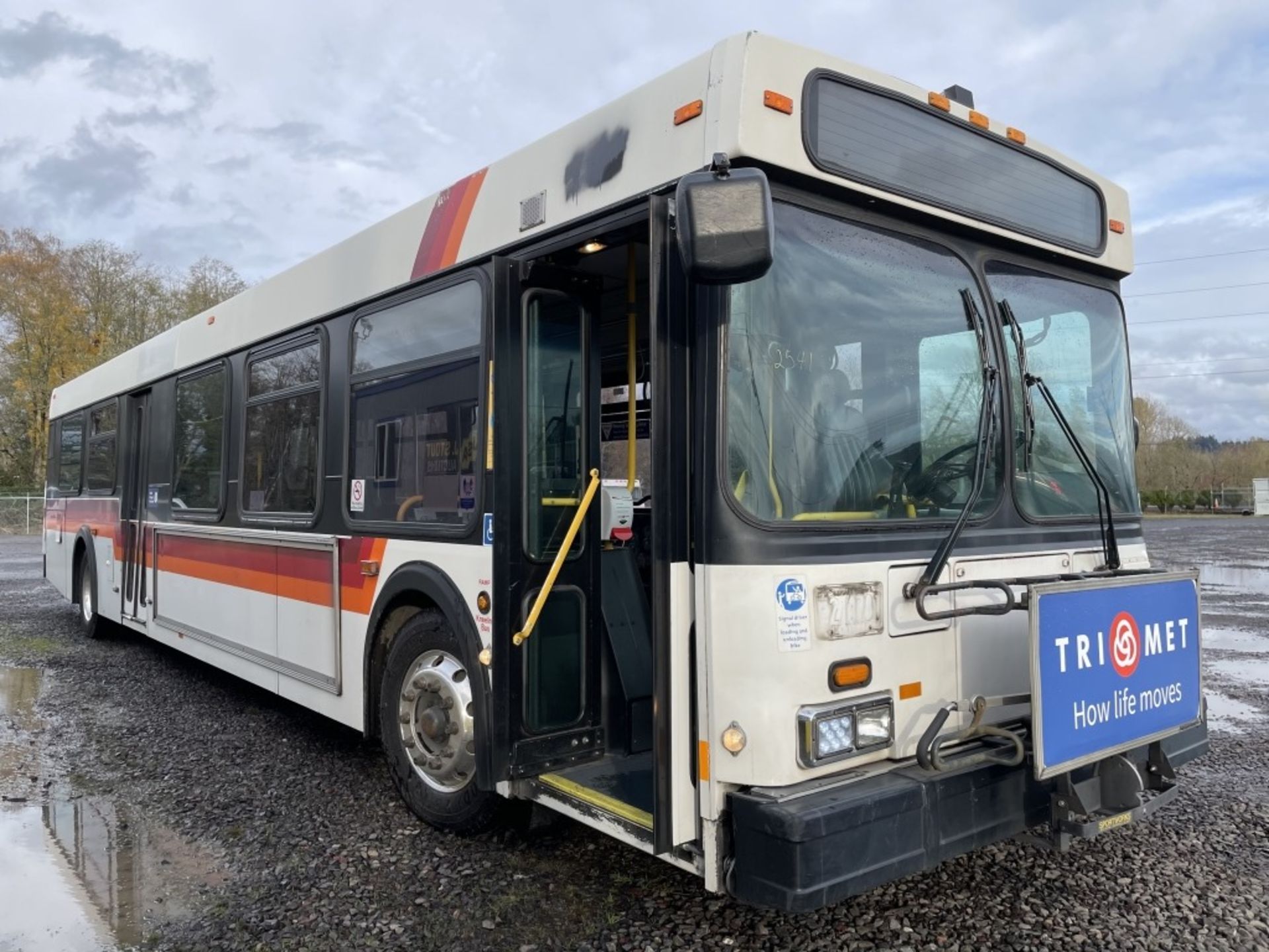 2000 New Flyer D40LF Transit Bus - Image 2 of 24