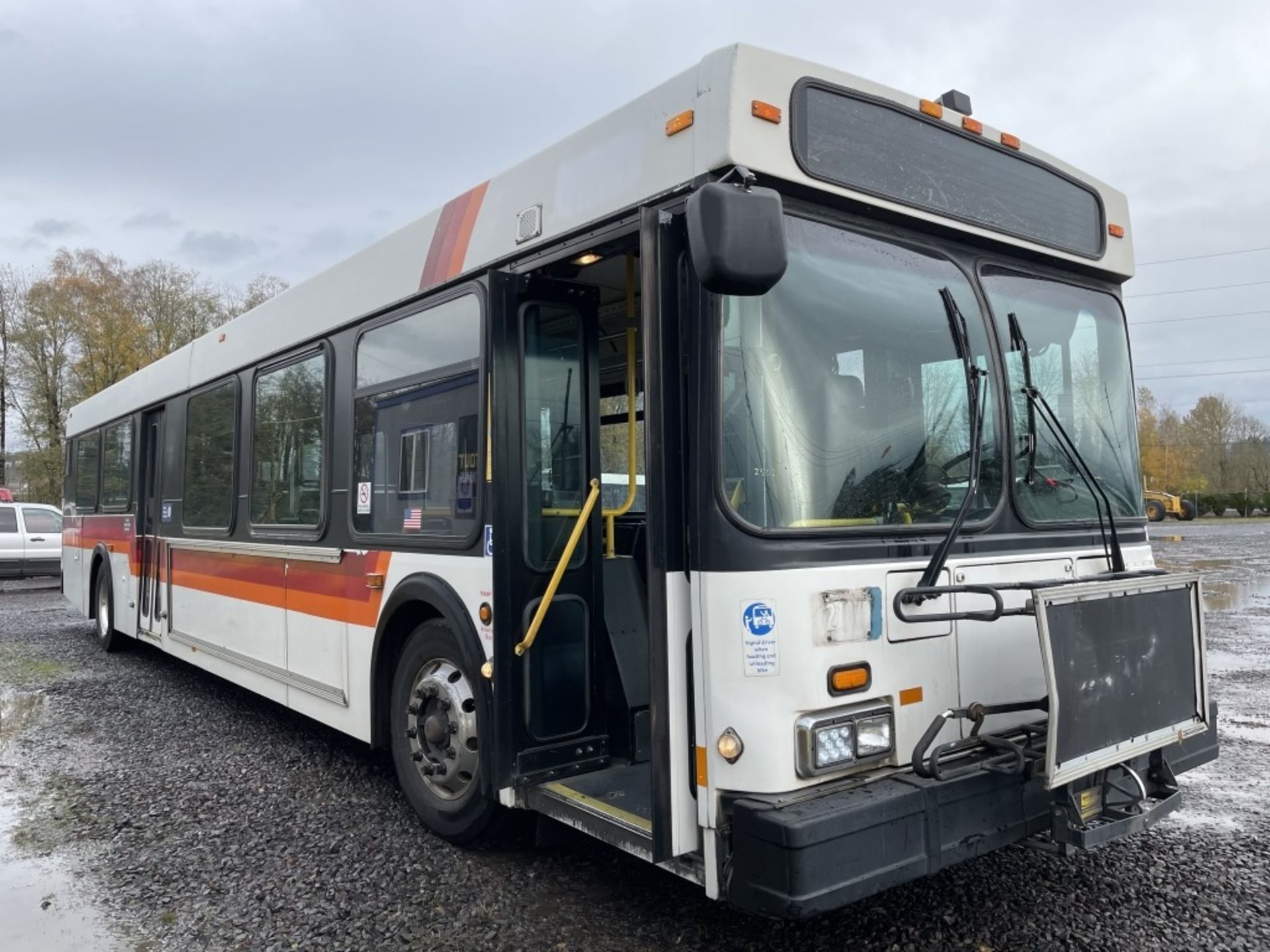 2000 New Flyer D40LF Transit Bus - Image 2 of 24