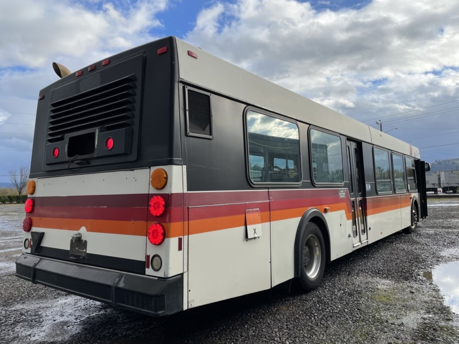 2000 New Flyer D40LF Transit Bus - Image 3 of 24