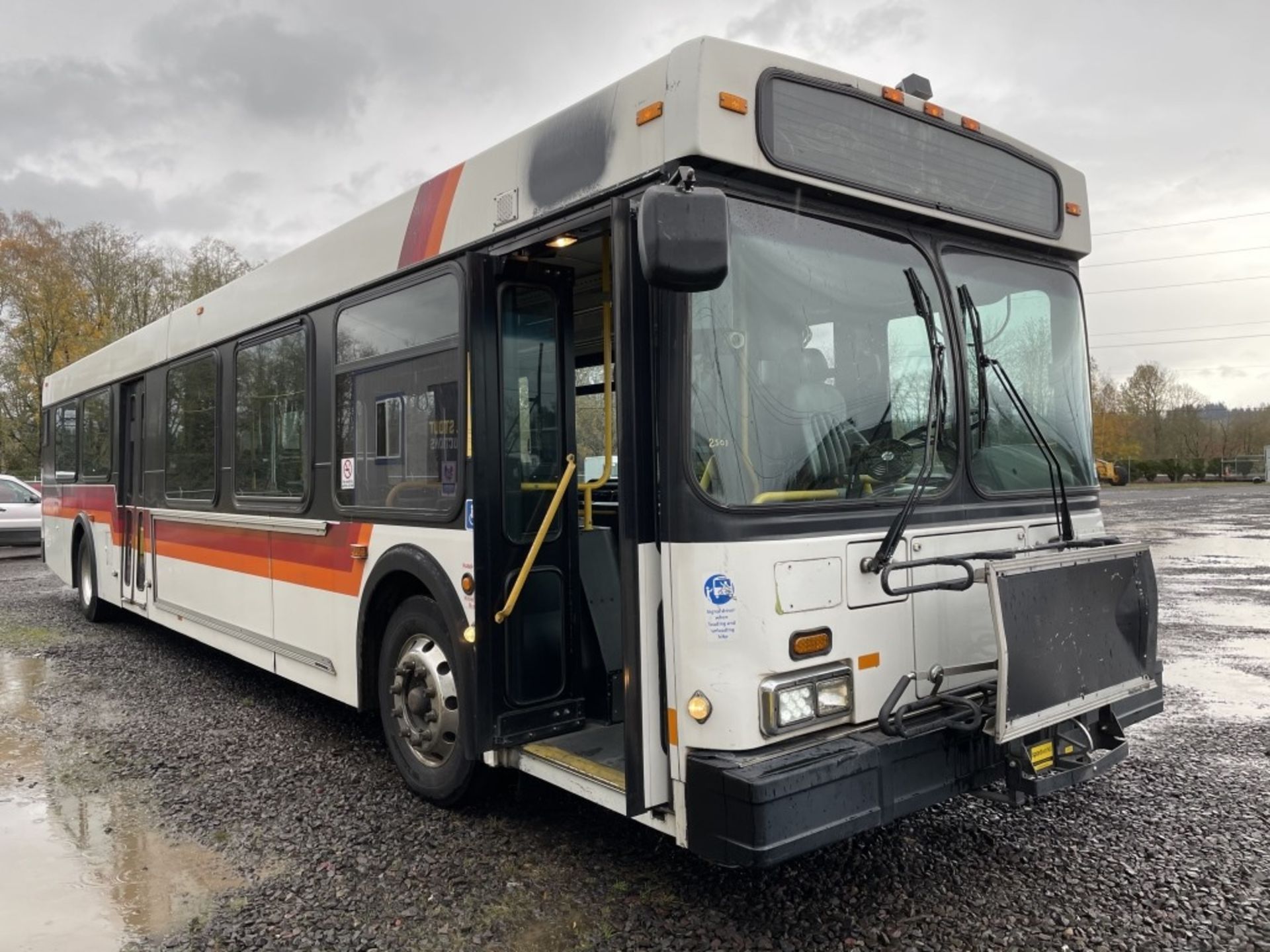 2000 New Flyer D40LF Transit Bus - Image 2 of 24