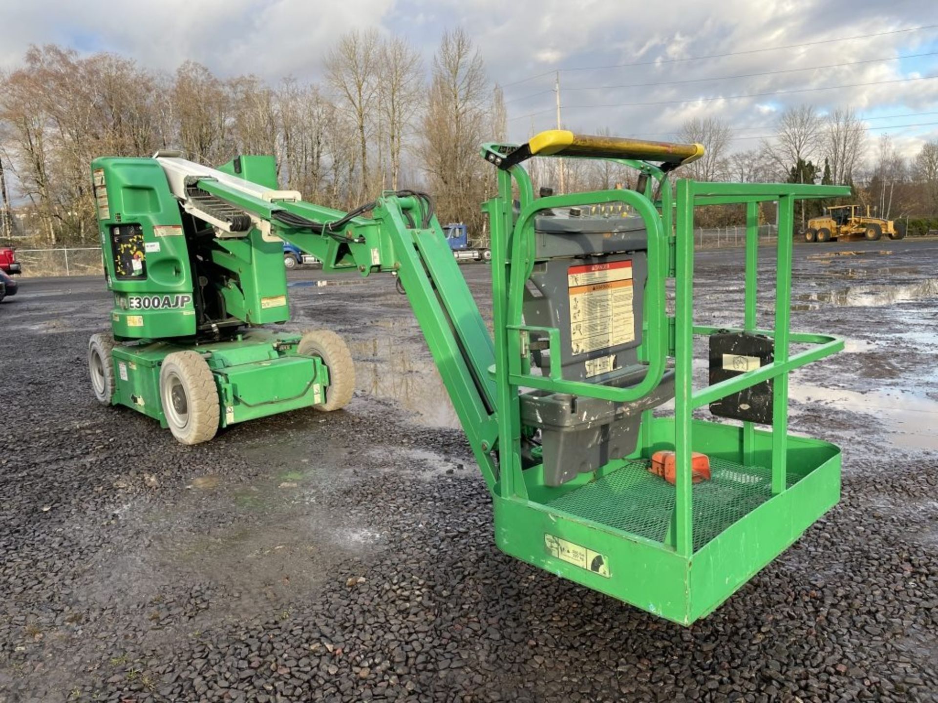 2011 JLG E300AJP Articulating Boom Lift - Image 2 of 21