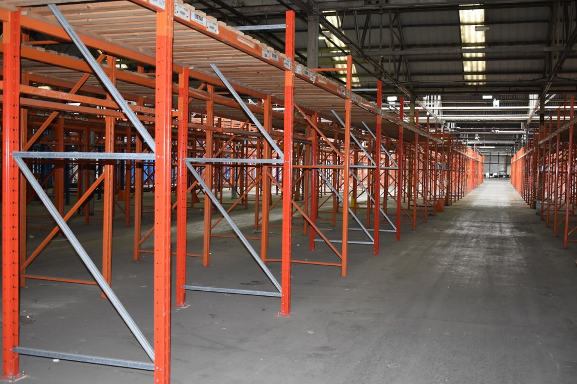 9 X BAYS OF 3 MTR HIGH BOLTLESS PALLET RACKING CONSISTING OF 18 BEAMS 10 X FRAMES - Image 2 of 3