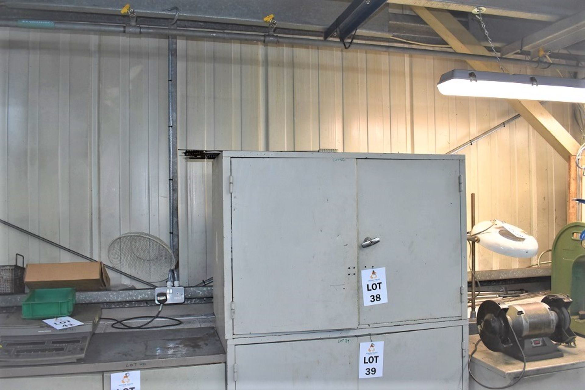 1 X STEEL CABINET & VARIOUS ITEMS OF VARIOUS METROLOGY EQUIPMENT