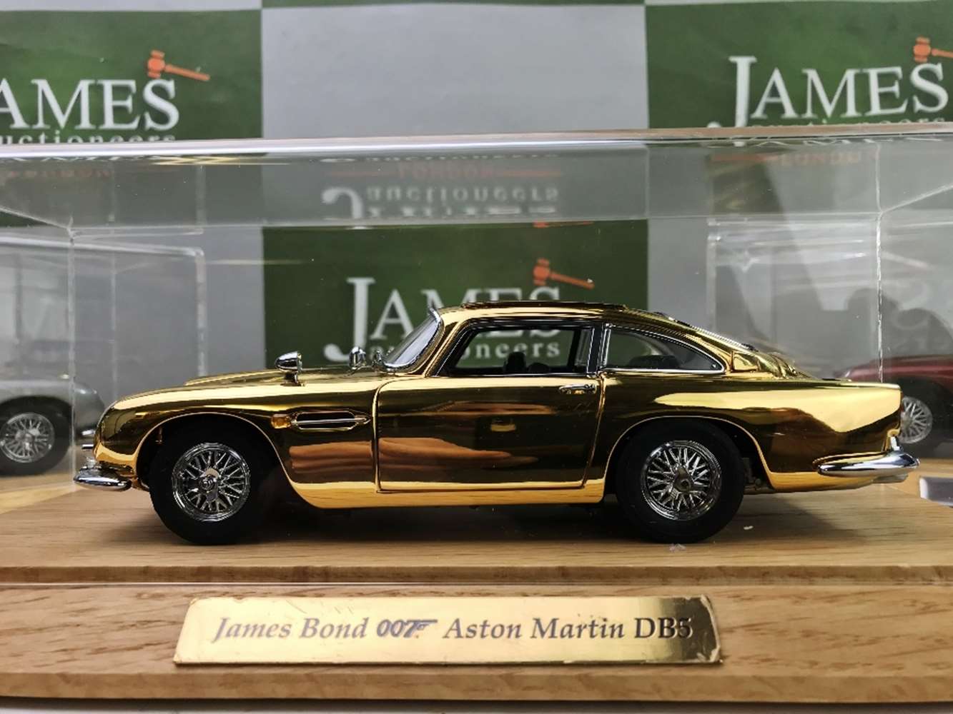 Aston Martin DB5`s 1:24 Scale Complete Collection of Danbury Mint - Image 3 of 5