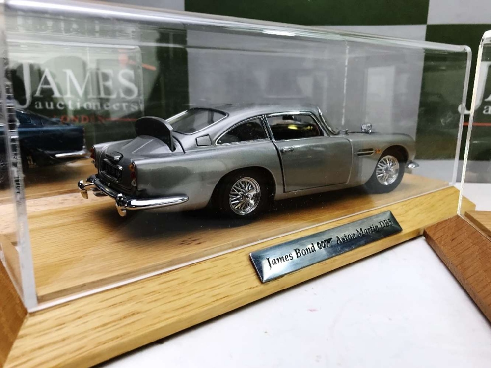 Aston Martin DB5`s 1:24 Scale Complete Collection of Danbury Mint - Image 4 of 5