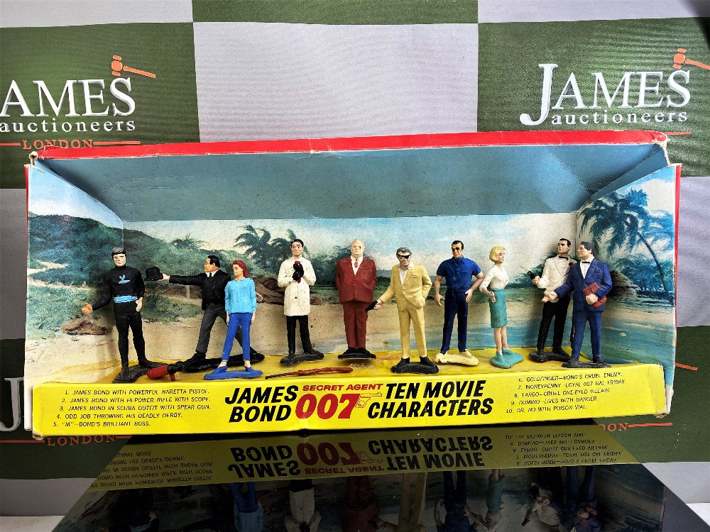 Gilbert Vintage James Bond 007 Diarama Ten Character Collection