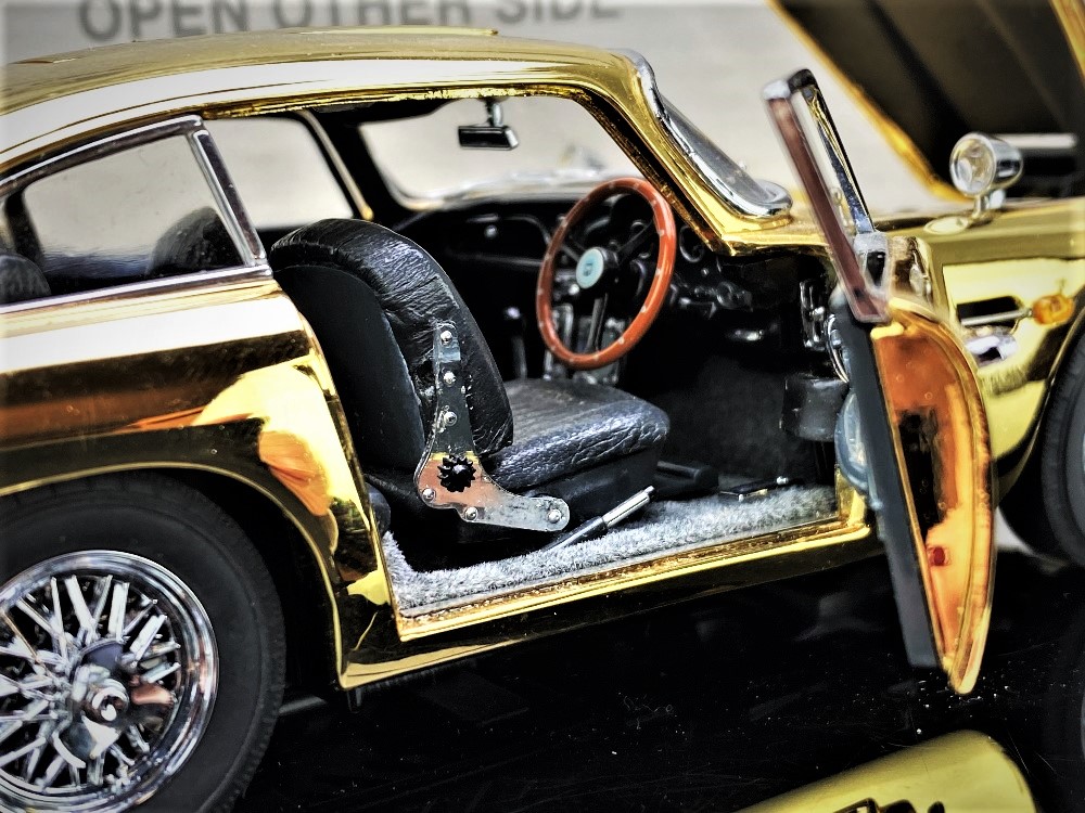 Withdrawn-James Bond 007 Aston Martin DB5 22 Carat Gold Plated 1:24 Scale - Danbury Mint Ltd Edition - Image 2 of 9