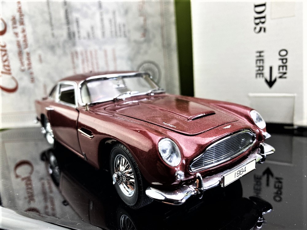 James Bond 007 Aston Martin DB5 Burgundy 1:24 Scale - Danbury Mint Ltd Edition