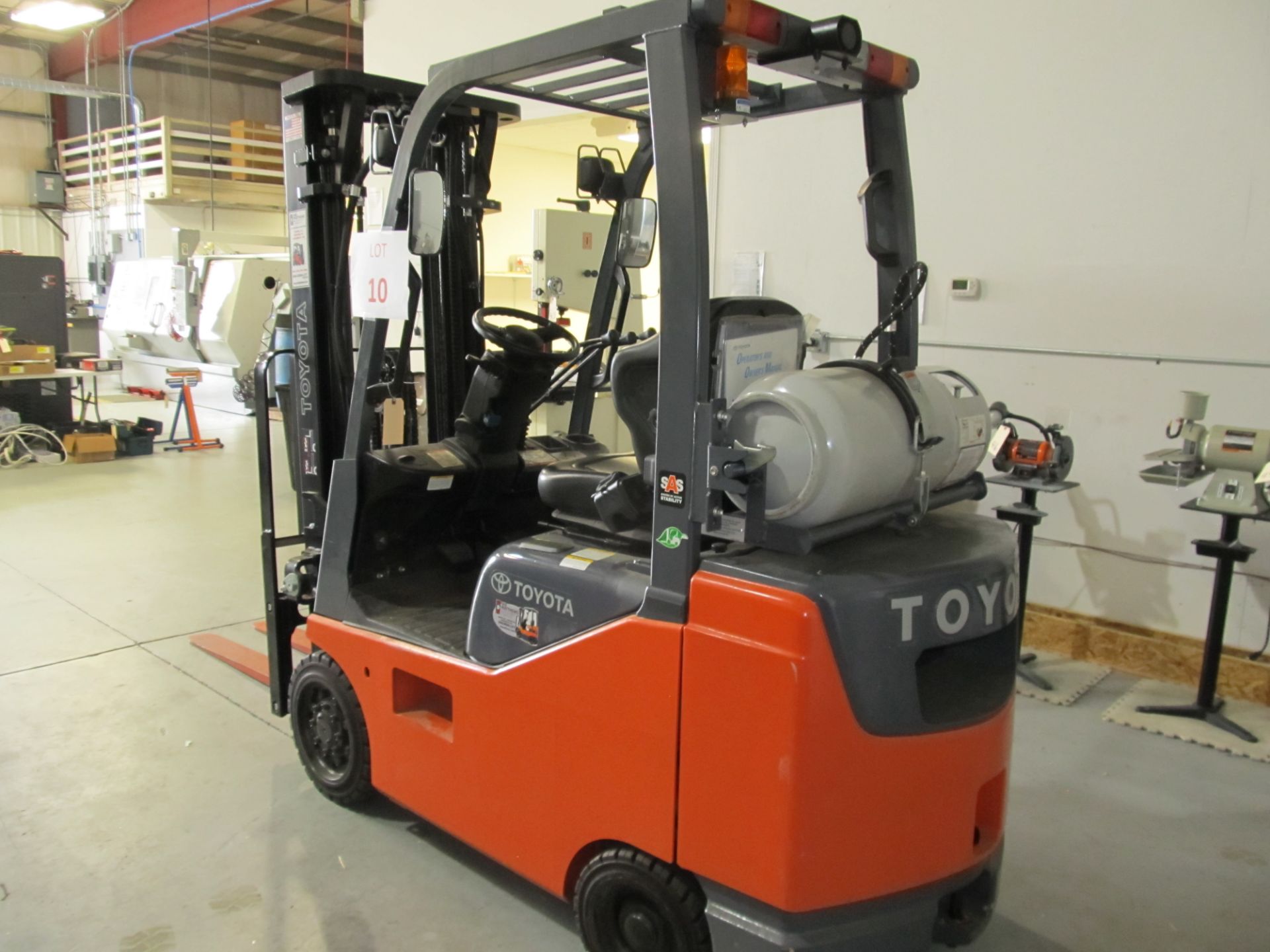 Toyota 8FGCSU20 Forklift (32 Hrs.) 4,000lb Capacity - Image 6 of 11