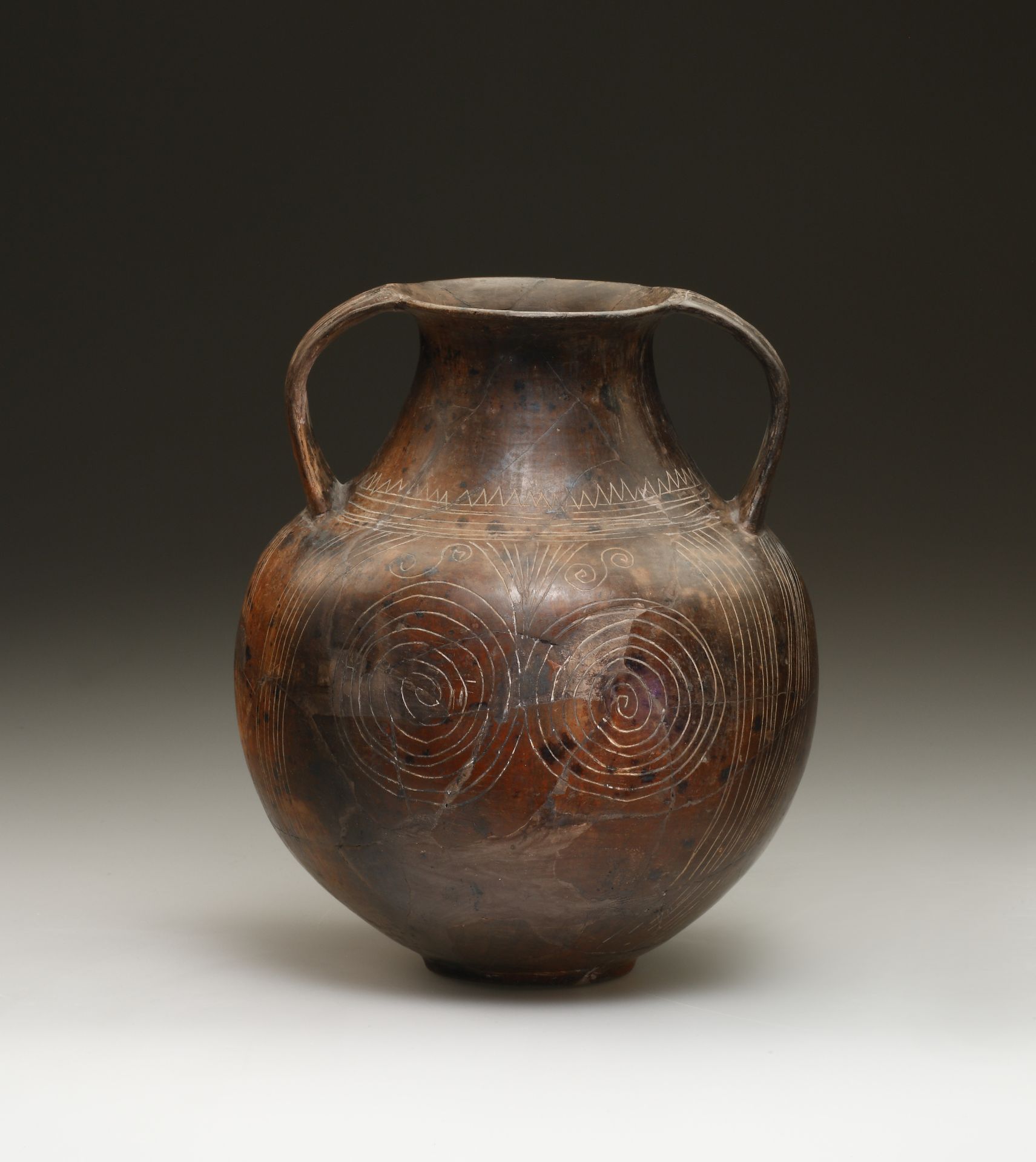 An Etruscan Impasto Amphora with Incised Geometric and Spiral Decoration - Bild 3 aus 3