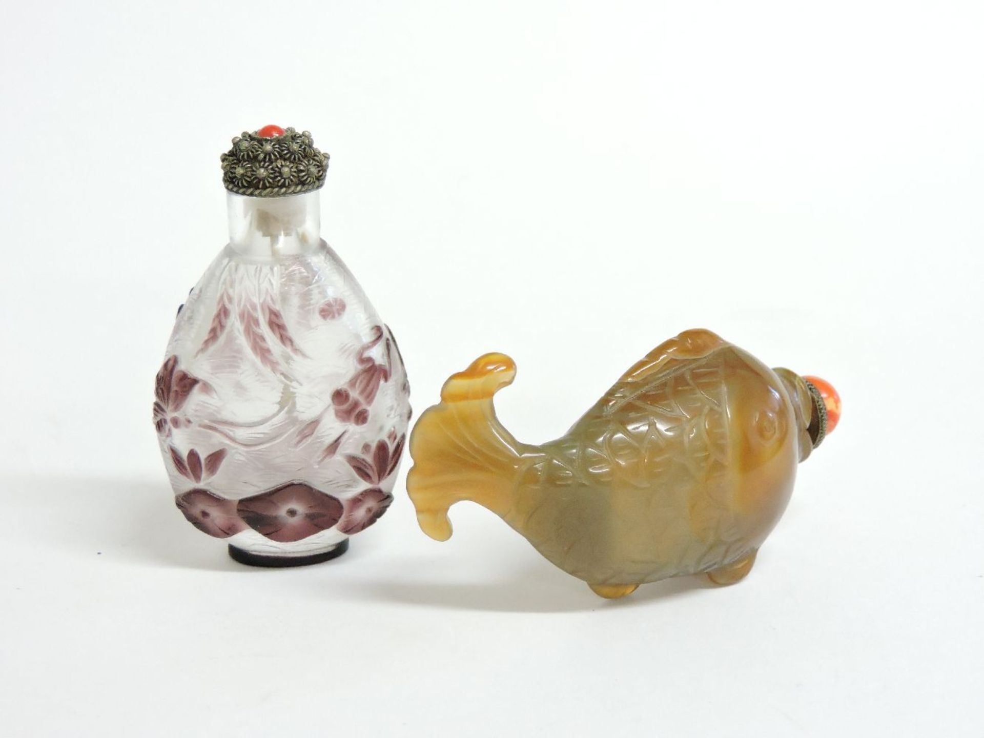 Two Chinese snuff bottles and stoppers, one cloudy glass moulded as a fish, and one overlaid in - Bild 2 aus 2