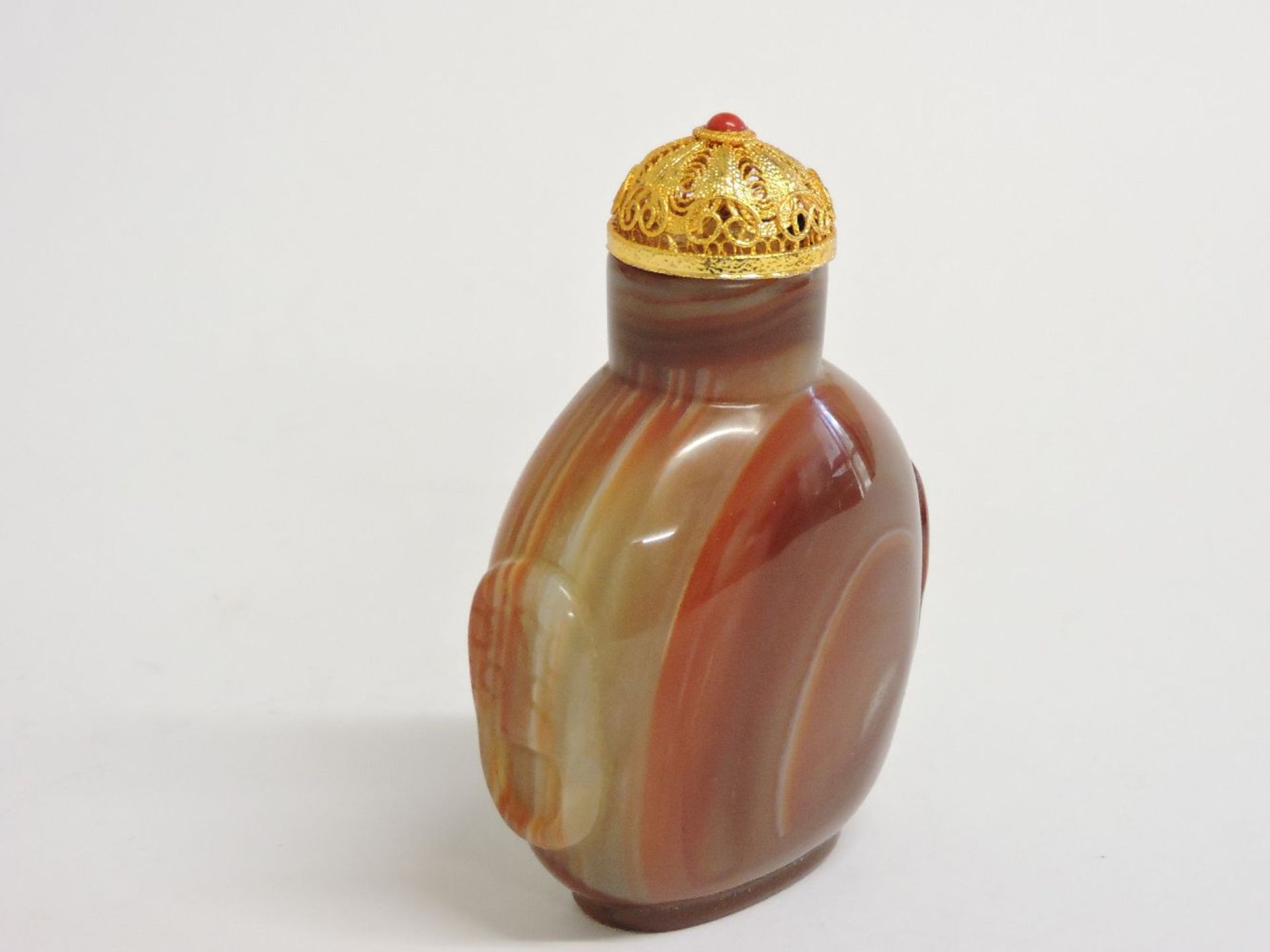 A large Chinese agate snuff bottle and stopper, with agate style decoration, 9cm high - Bild 2 aus 2