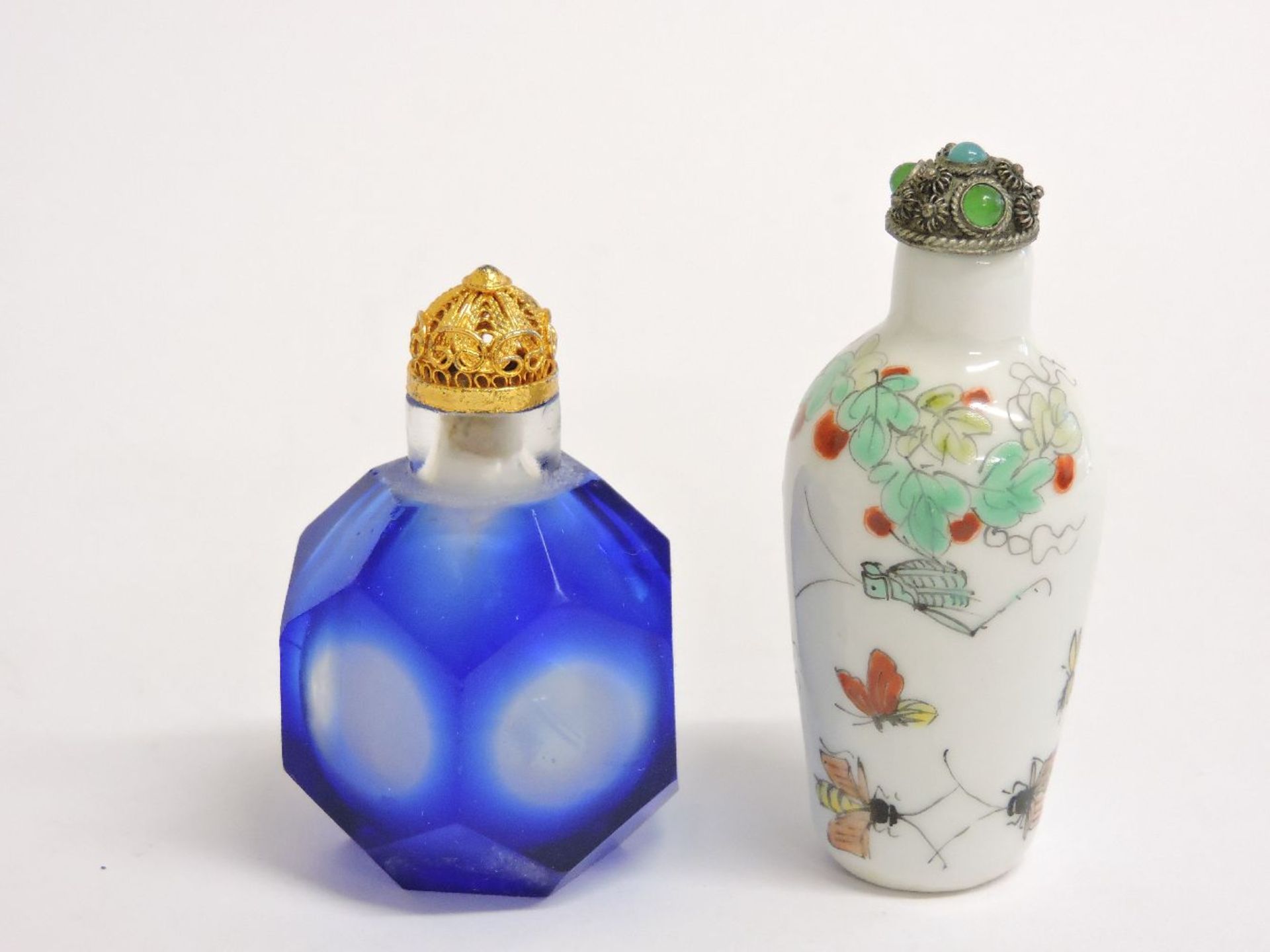 Two Chinese snuff bottles and stoppers, one porcelain painted in enamels, with fruit and insects, - Bild 2 aus 3