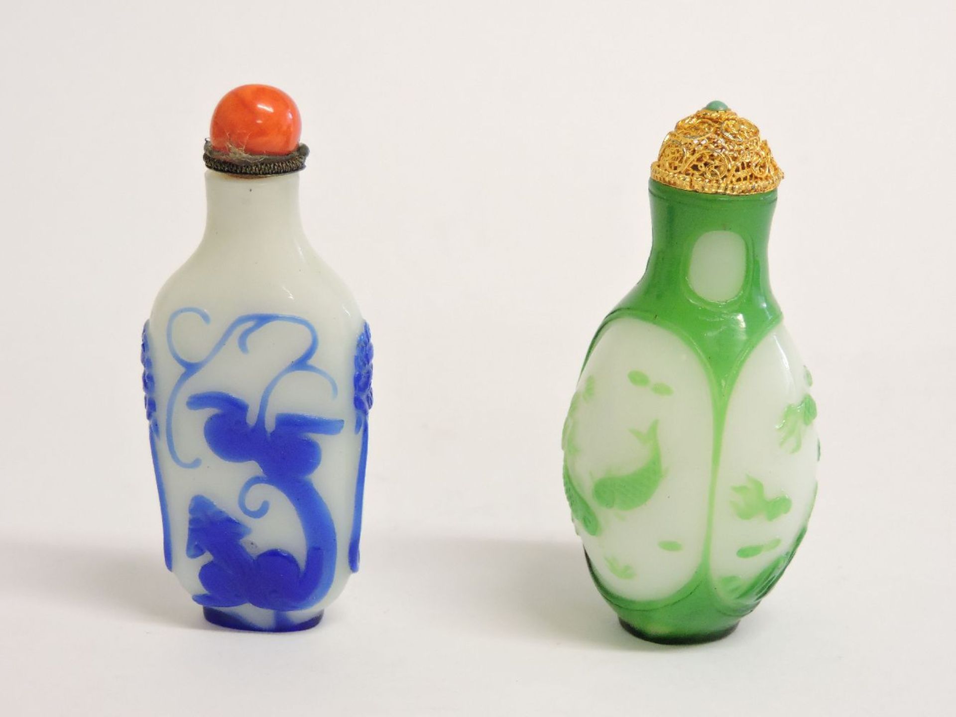 Two Chinese overlaid glass snuff bottles and stoppers, blue and green, 7cm high - Bild 2 aus 2