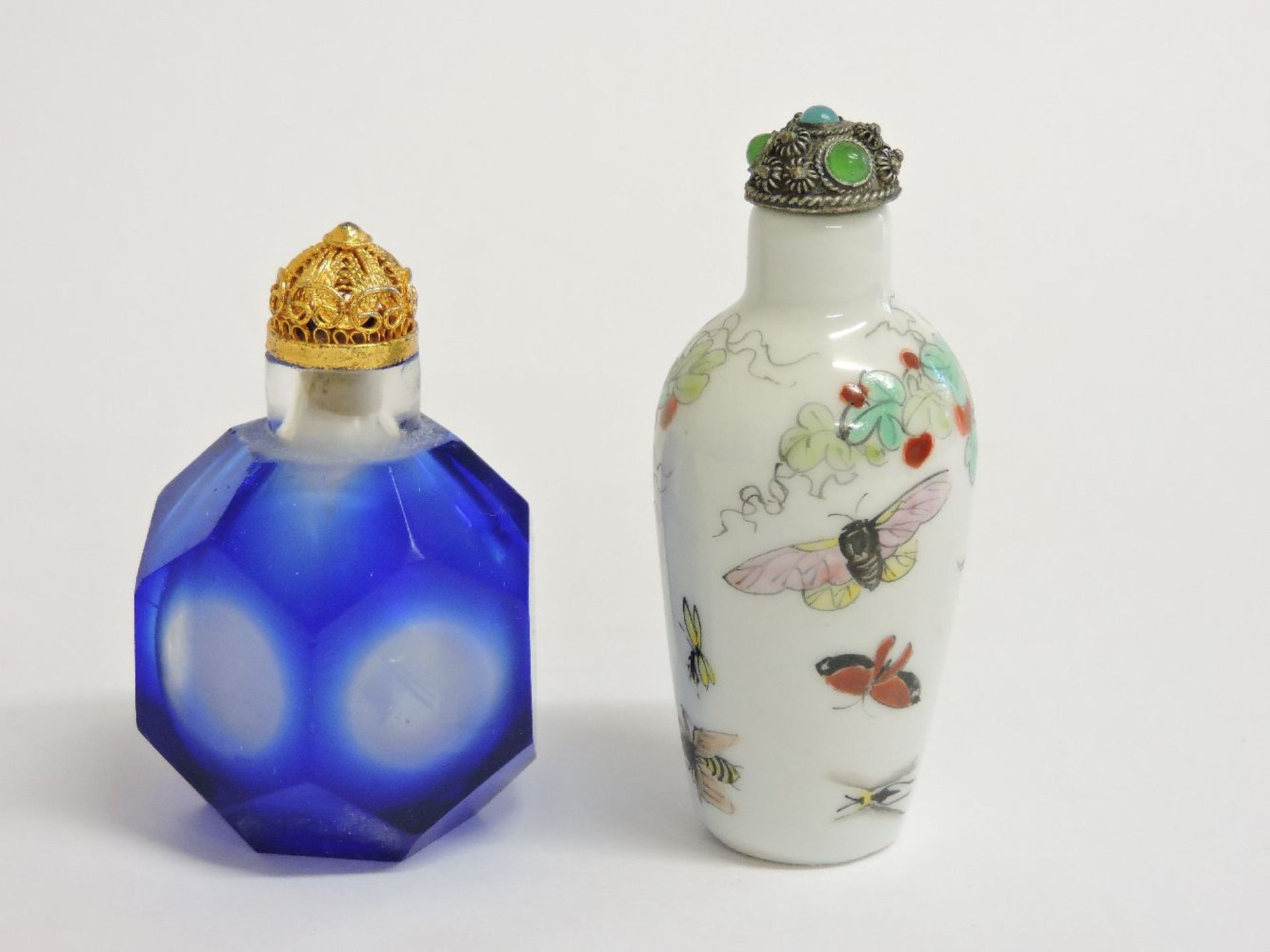 Two Chinese snuff bottles and stoppers, one porcelain painted in enamels, with fruit and insects, - Bild 3 aus 3