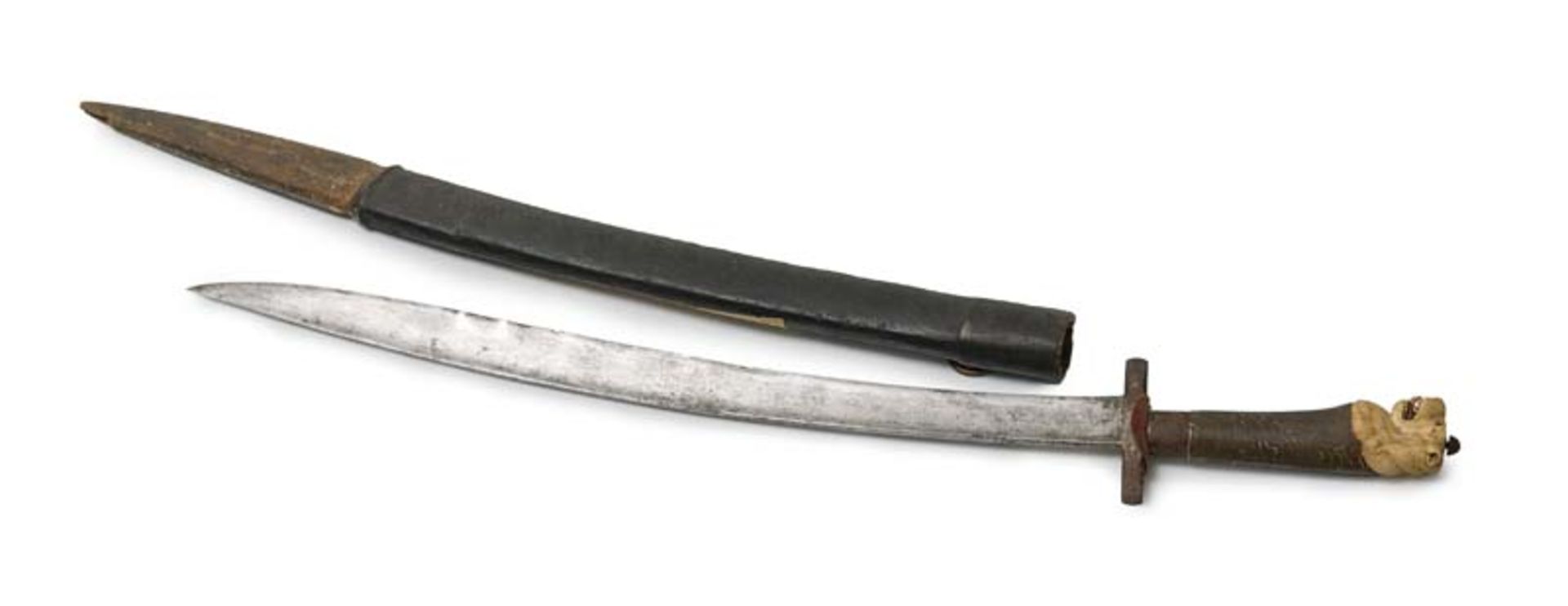 Varia - - Kurzschwert mit Beinapplikation und Scheide. Um 18. Jhd. L 66 cm. Knauf und Heft aus Bein.