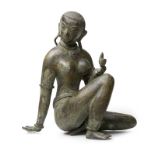 Asiatika - Indien - - Weibliche Statue. Hohlbronze mit brauner Patina, ziseliert und reliefiert