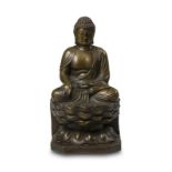 Asiatika - China - - Sitzender Buddha. China, 20. Jhd. Bronzeskulptur mit rötlich-goldener Patina.