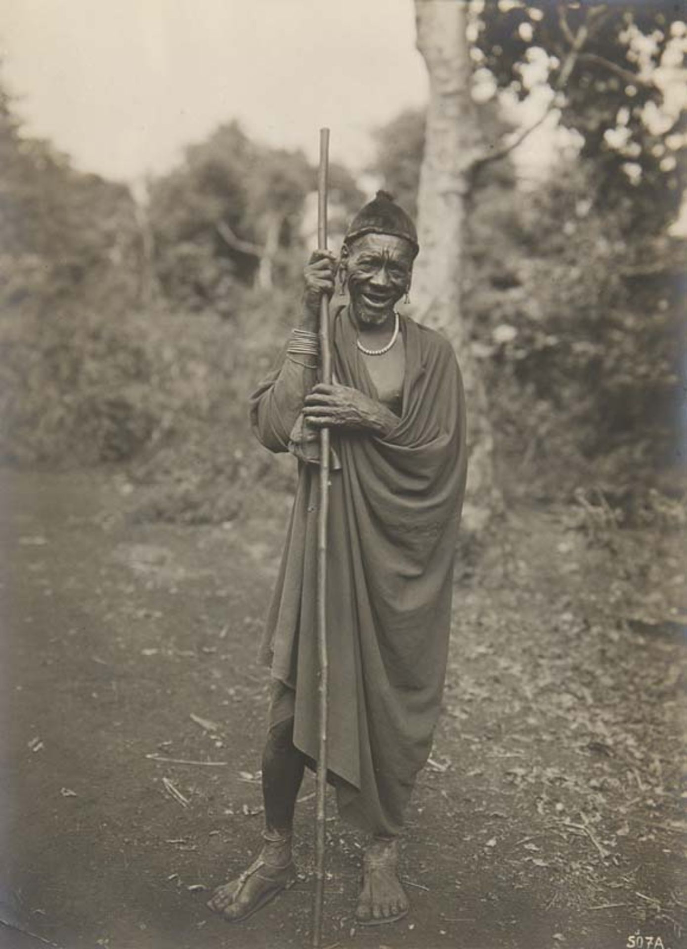 Afrika - - Sammlung von 9 OPhotographien mit meist ethnographischen Aufnahmen aus Kenia. Vintages.