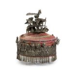 Asiatika - China - - Zeremonialhut der Miao(wohl Brautkrone). Mit trapezförmigem Hutständer aus