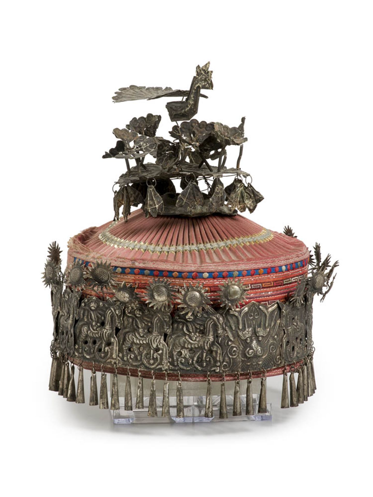 China - - Zeremonialhut der Miao(wohl Brautkrone). Mit trapezförmigem Hutständer aus Holz. 20.