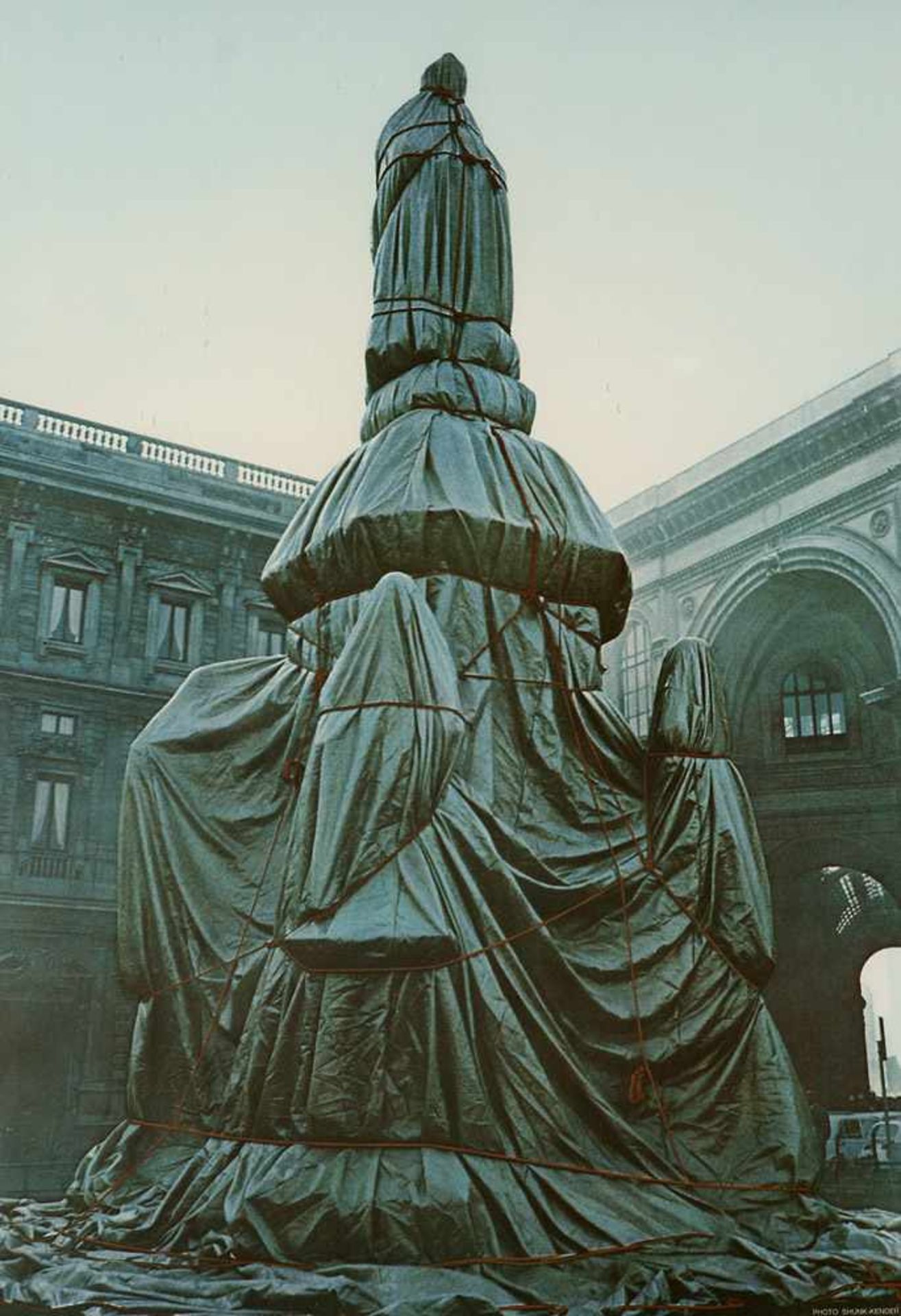 Christo (d. i. Chr. Javacheff). (1935 Gabrovo/Bulgarien - 2020 New York). A Wrapped Monument to