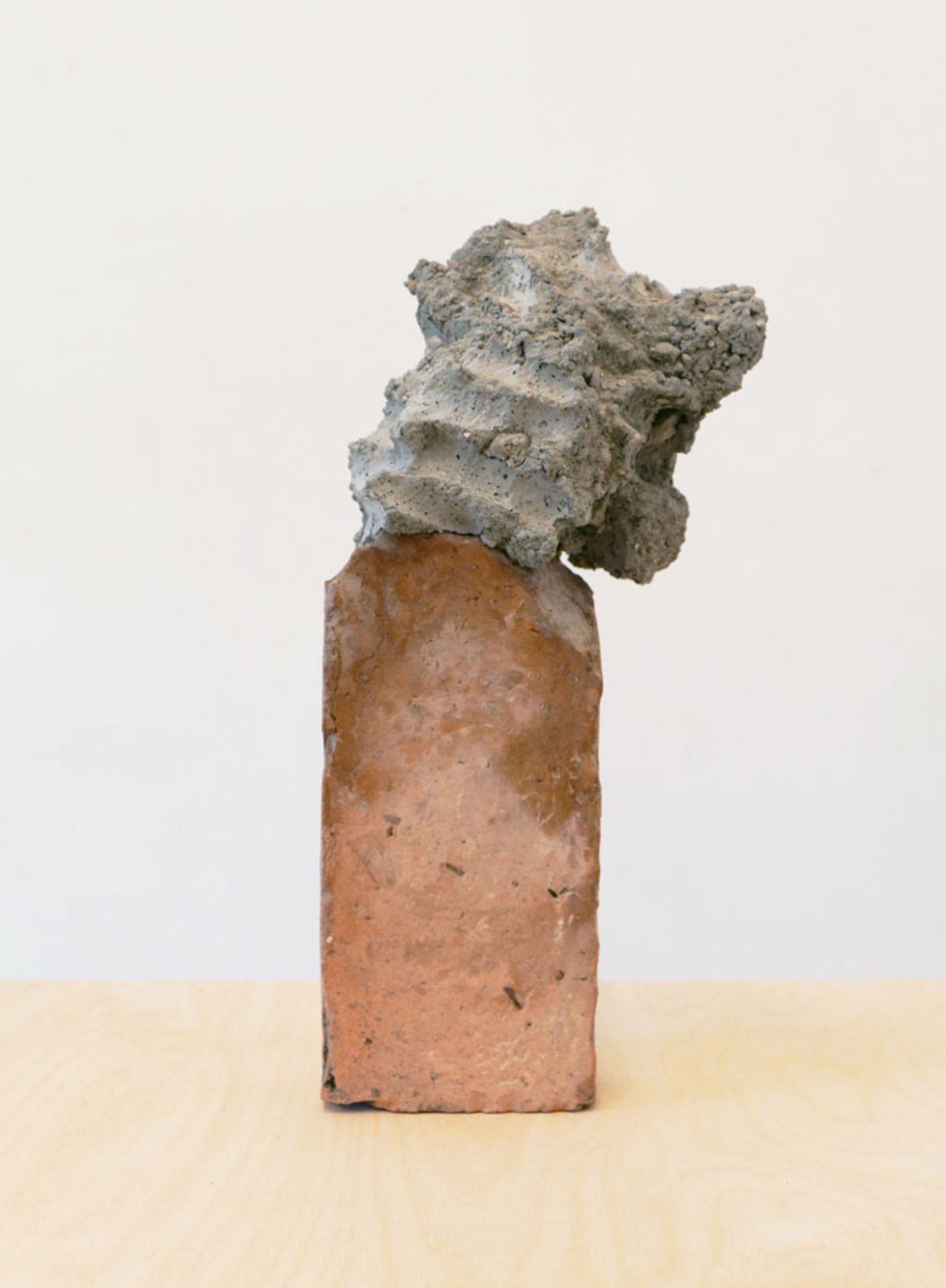 105 - - Jeroen Jacobs. Glücksstein #11. 2020. Beton auf Backstein. 41 x 20 x 11 cm. S