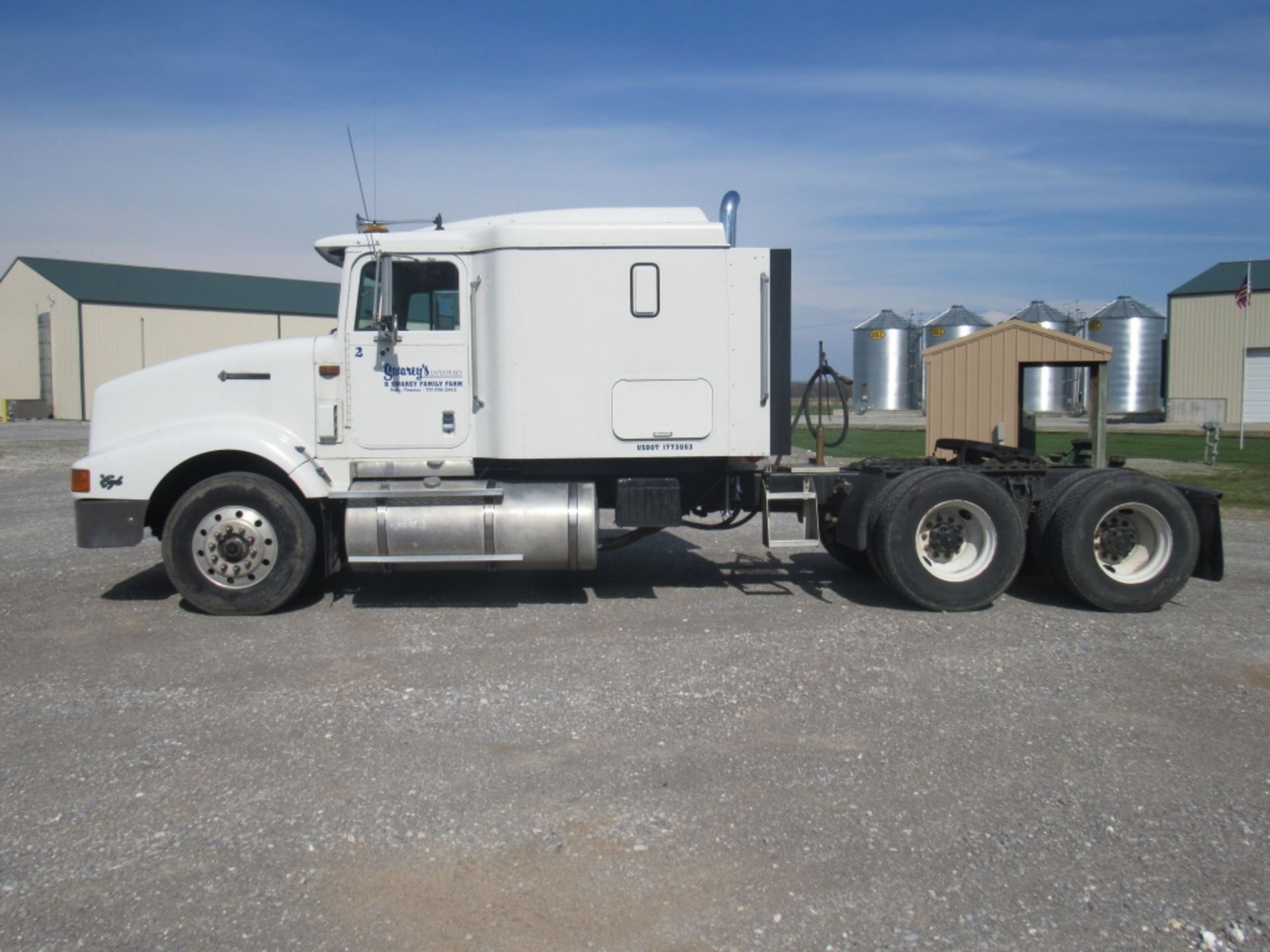 1995 International 9400 Semi - Image 2 of 22