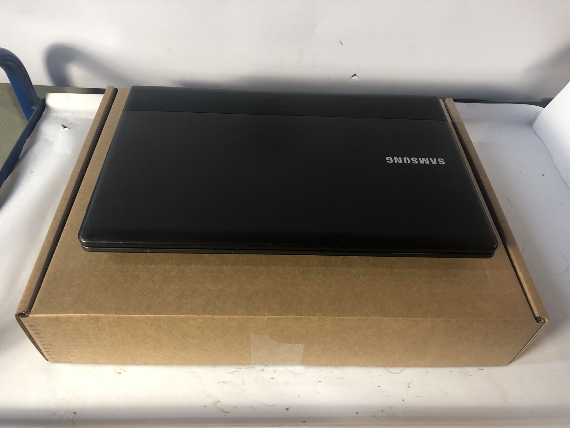 Samsung NP300E5C Laptop | Intel Core i3-3110M 2.40GHz - Image 2 of 5