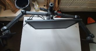3 Monitor Computer Stand w/ 1 x Computer Monitor