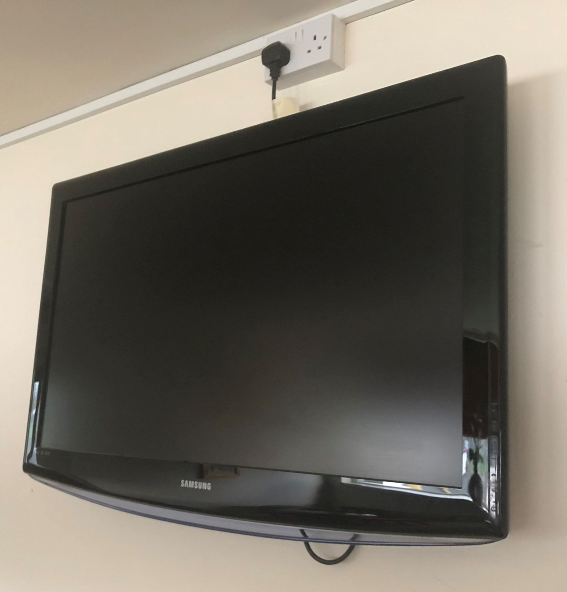 Samsung LE40R87BDX/XEU 40" Wall Mounted LCD Television - Image 3 of 3