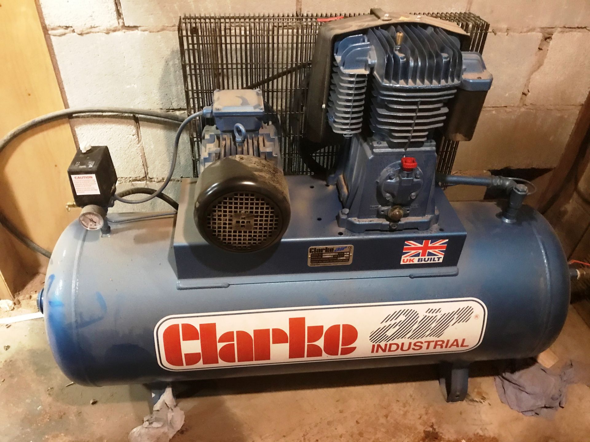 Clarke Air SE25C200 Compressor w/ Comp Air Filter & Hoval 350L Air Receiving Tank - Image 2 of 6