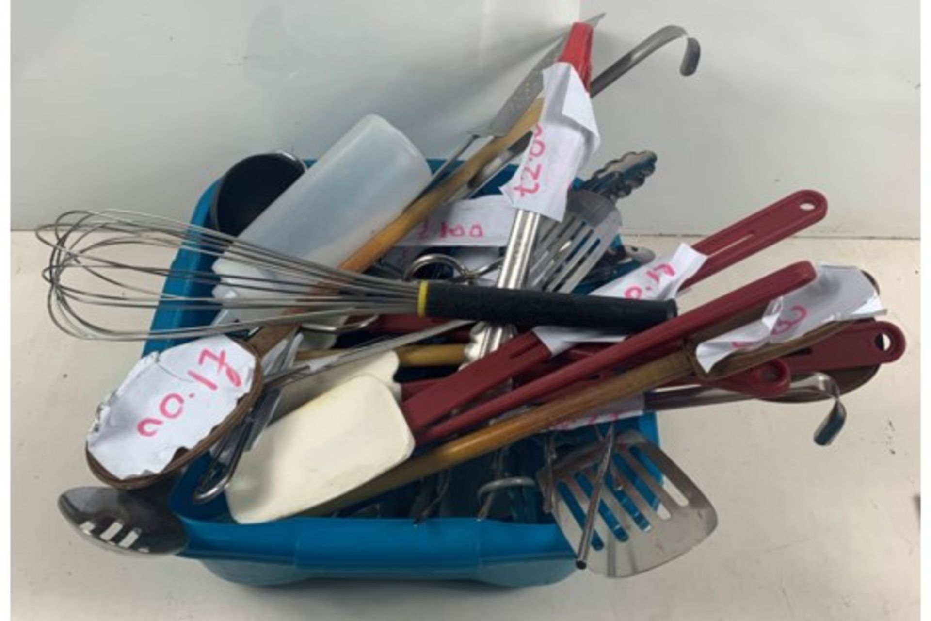 Mixed lot of various kitchen utentials