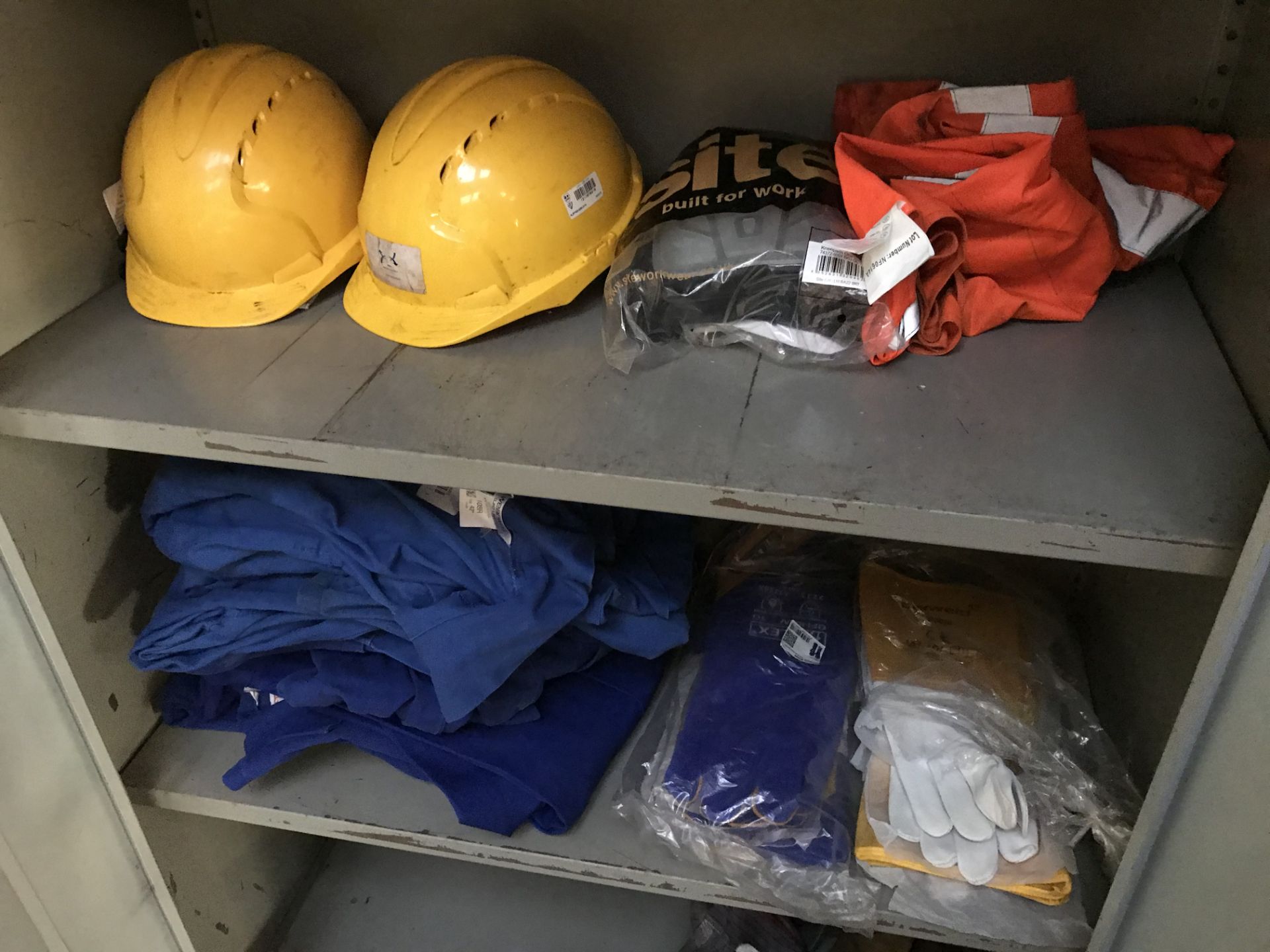 Metal Cabinet w/ Contents of PPE & Workwear - As Pictured - Bild 4 aus 5